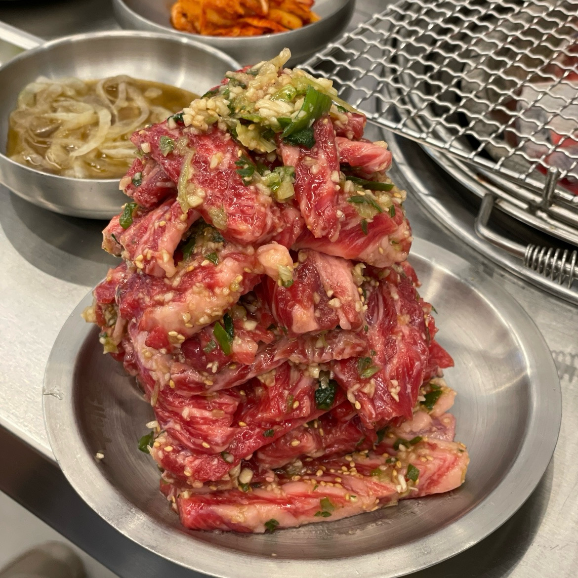 주문하면 바로 양념해주는 양념소갈비살 간이 세지도 않고 맛있게 딱 좋아요. 부드럽고 식감도