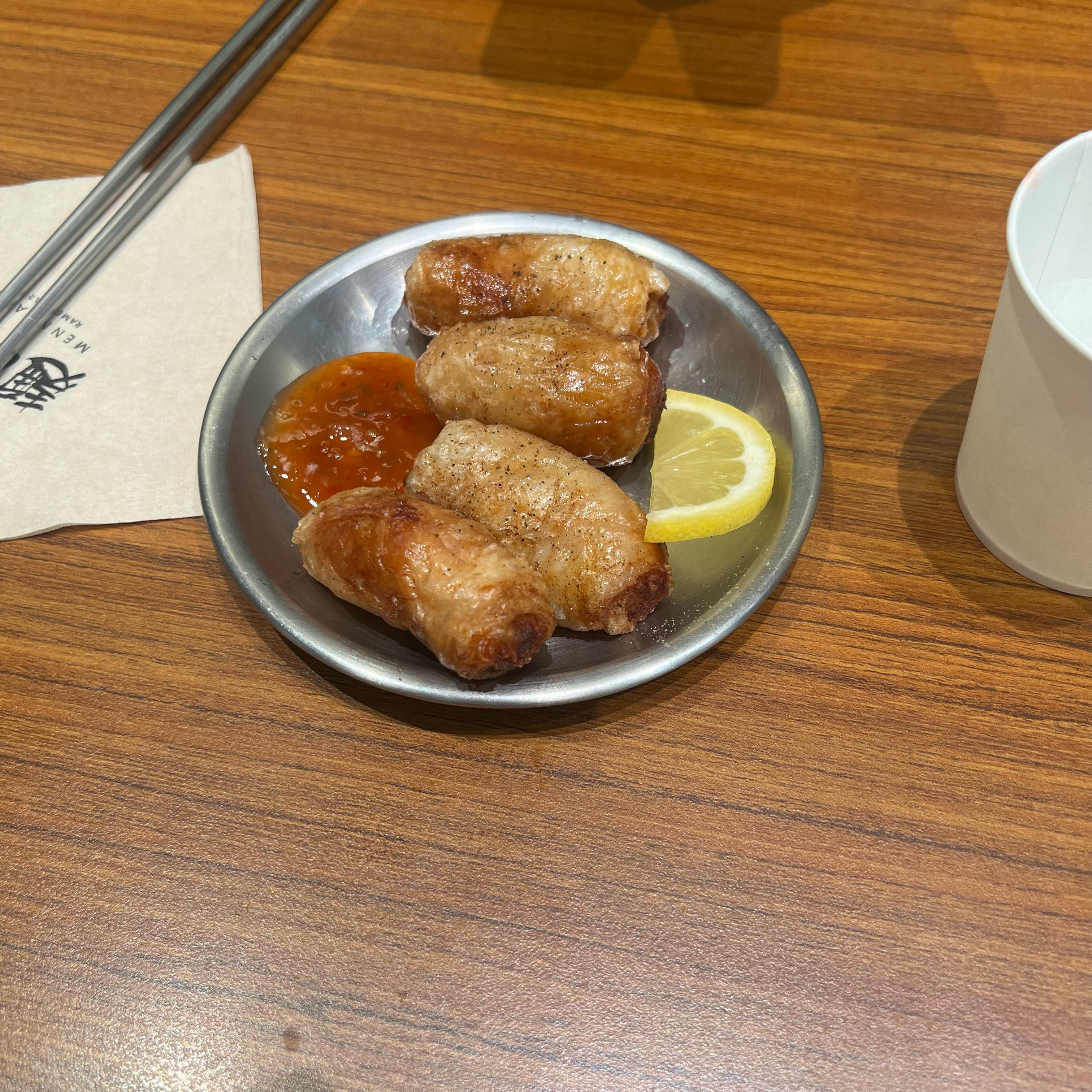 돈코츠라멘이랑 마제소바 시켰고 사이드로 시킨 닭껍질교자도 맛있어요 데이트하기 좋고 맛집이에