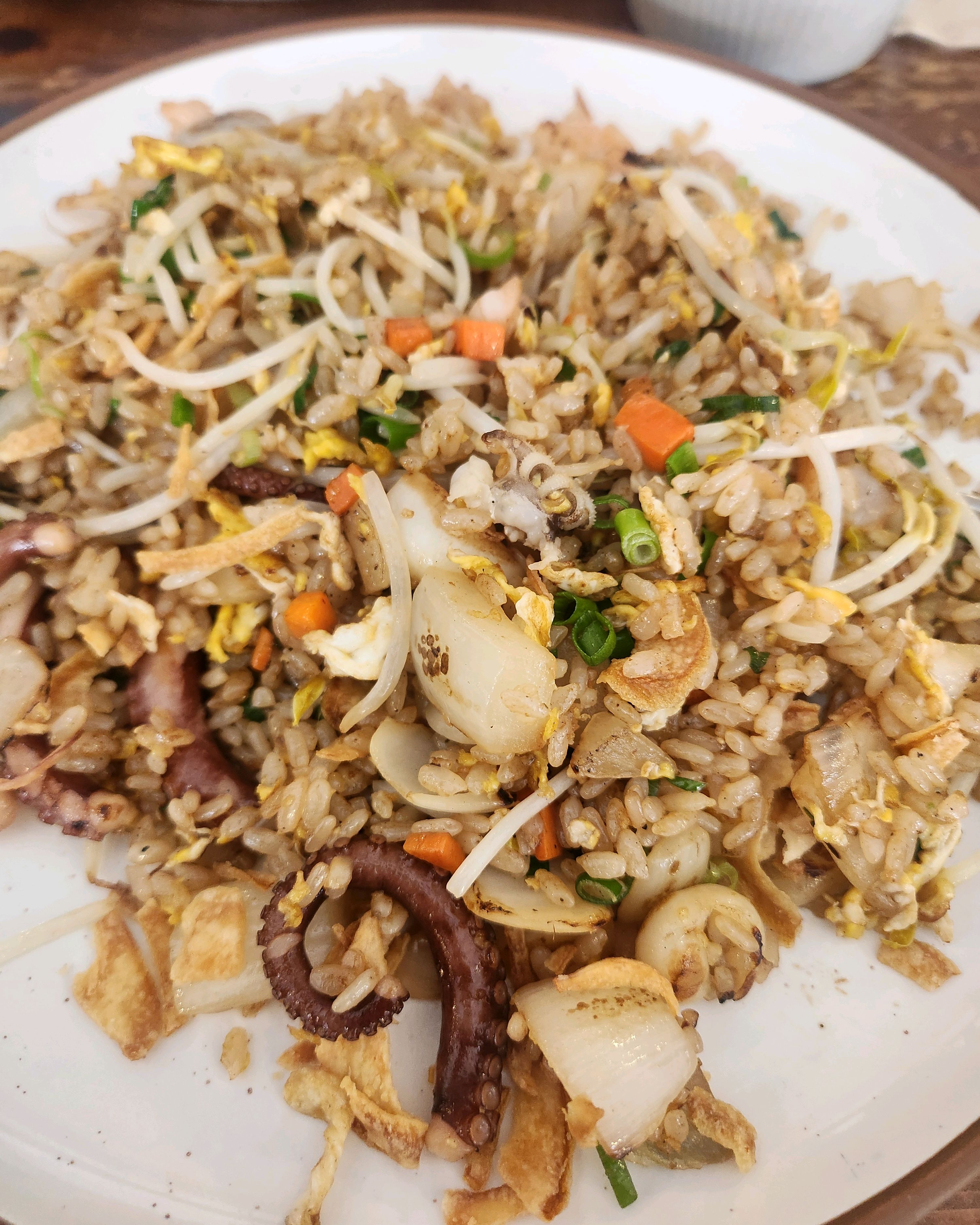 오랜만에 방문했더니 매장이 넓어졌어요 덕분에 점심시간인데도 많이 안 기다렸네요 음식은 역시