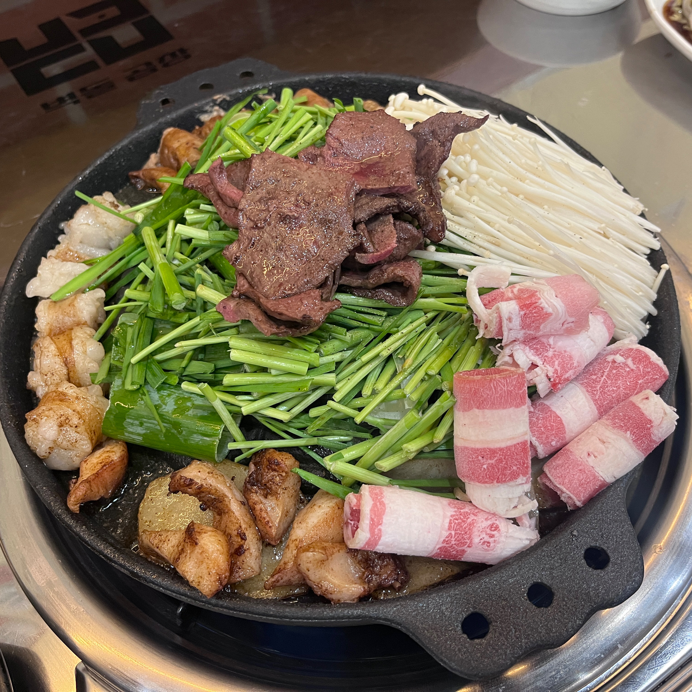 지나가다 밤 10시에도 사람 많아서 들어와봤어요, 리뷰보니 유명한 곳인가봐요! 일단 거의