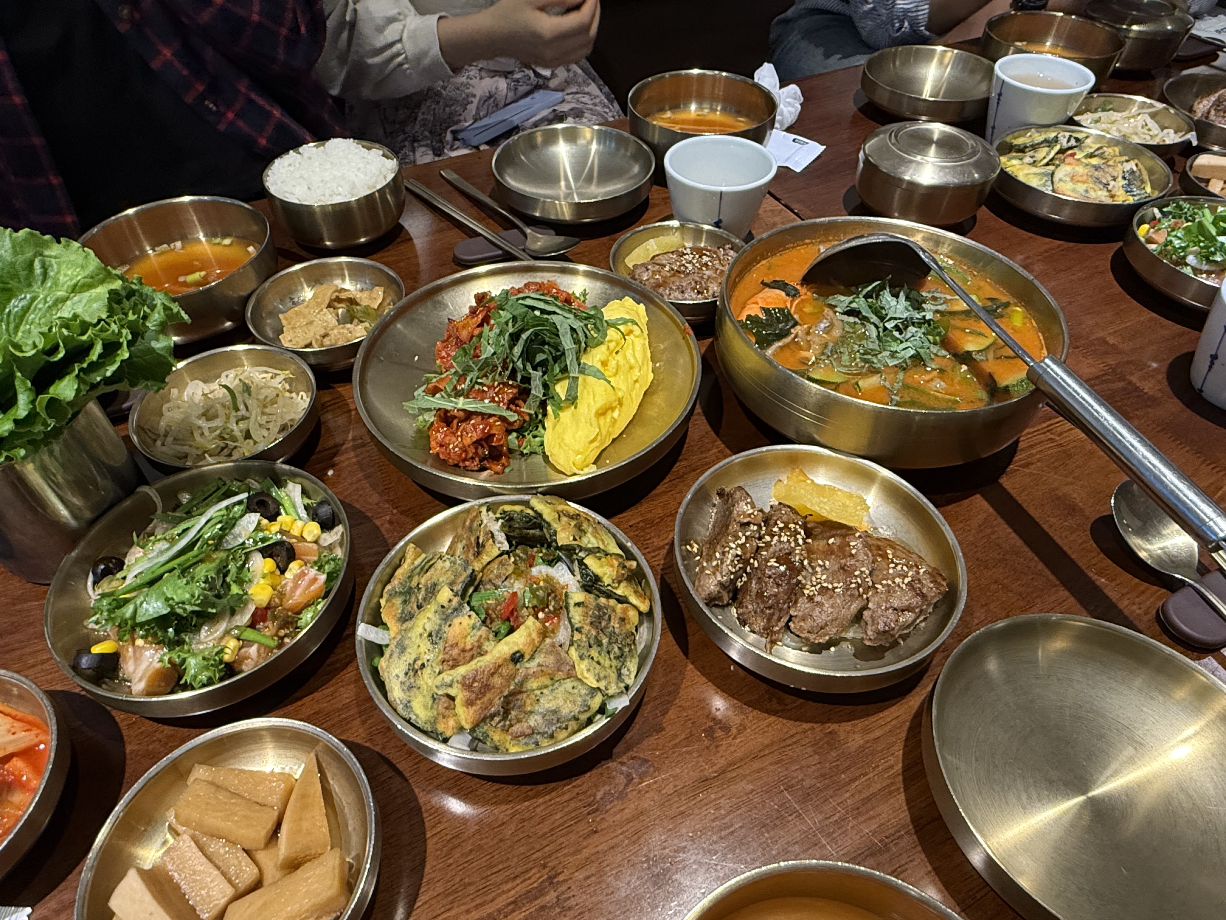 음식이 정갈하고 깔끔해요 짇원들도 친절하고 - 대전 맛집 담온식당 대전