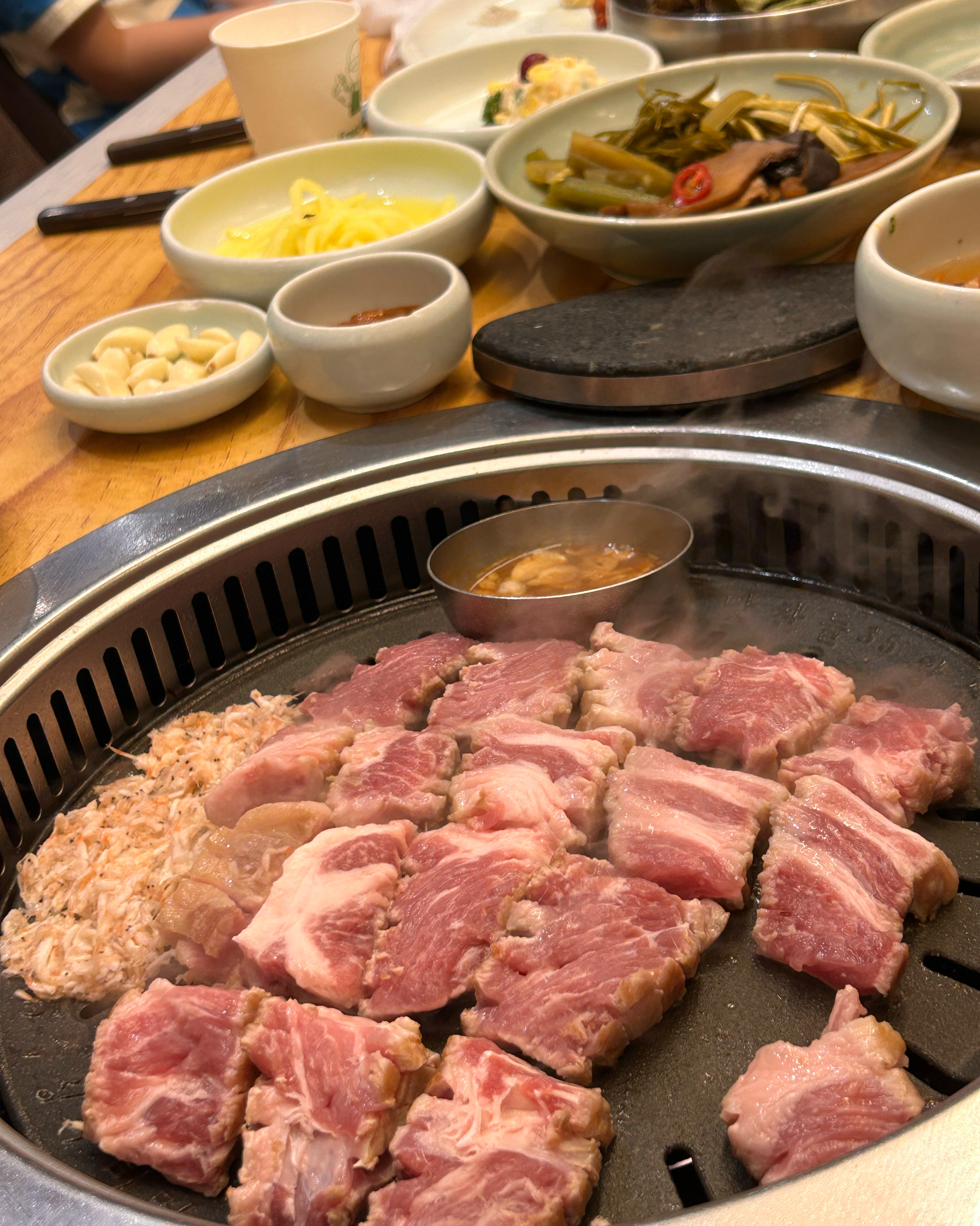 가족끼리 방문했는데 넓고 직접 구워주시고 - 대전 맛집 맛찬들왕소금구이 갈마점