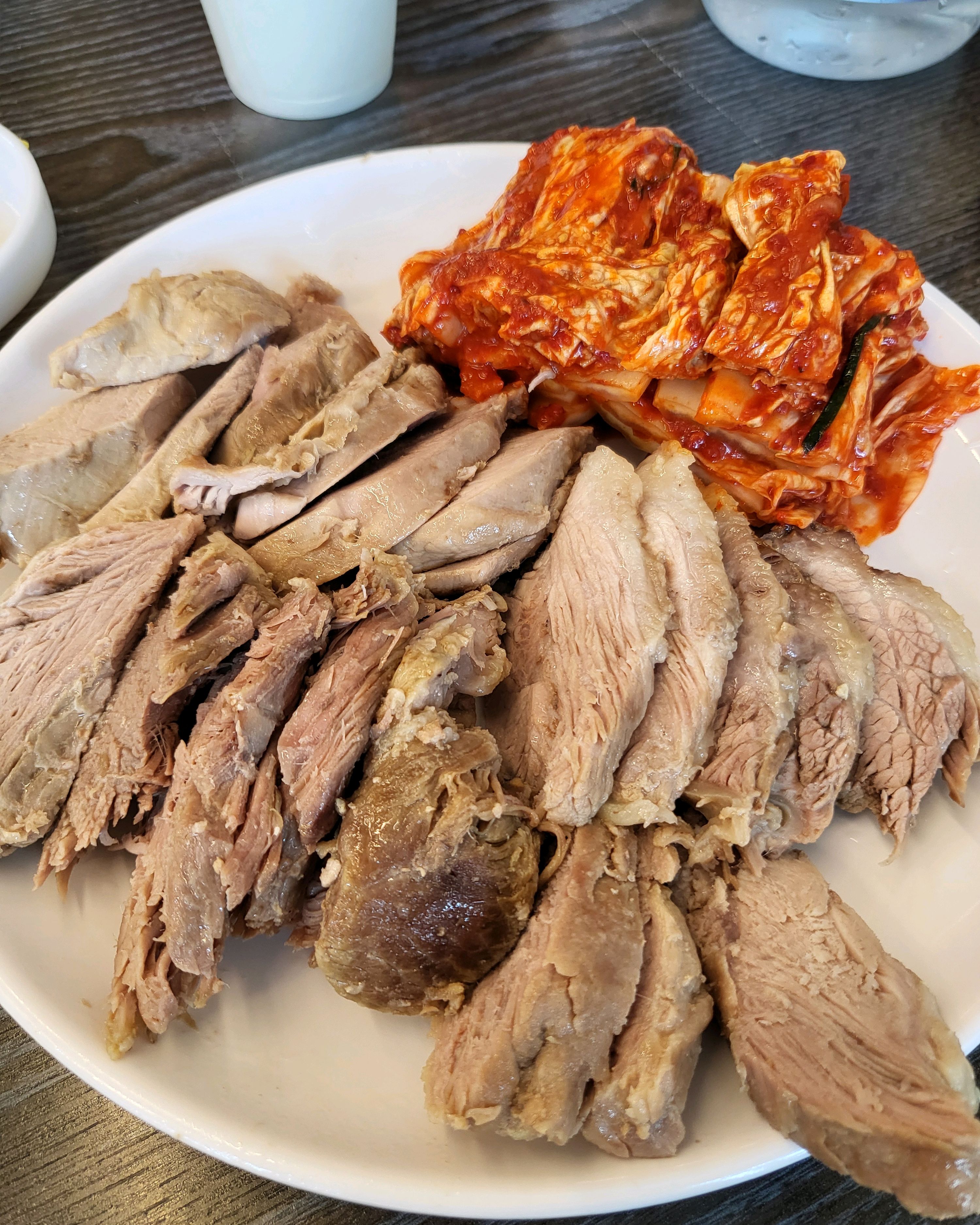 살코기위주로 주문할때요청 했더니 살위주로 나와서 좋았어요 음식도 맛있고하나 칼국수 양이 조