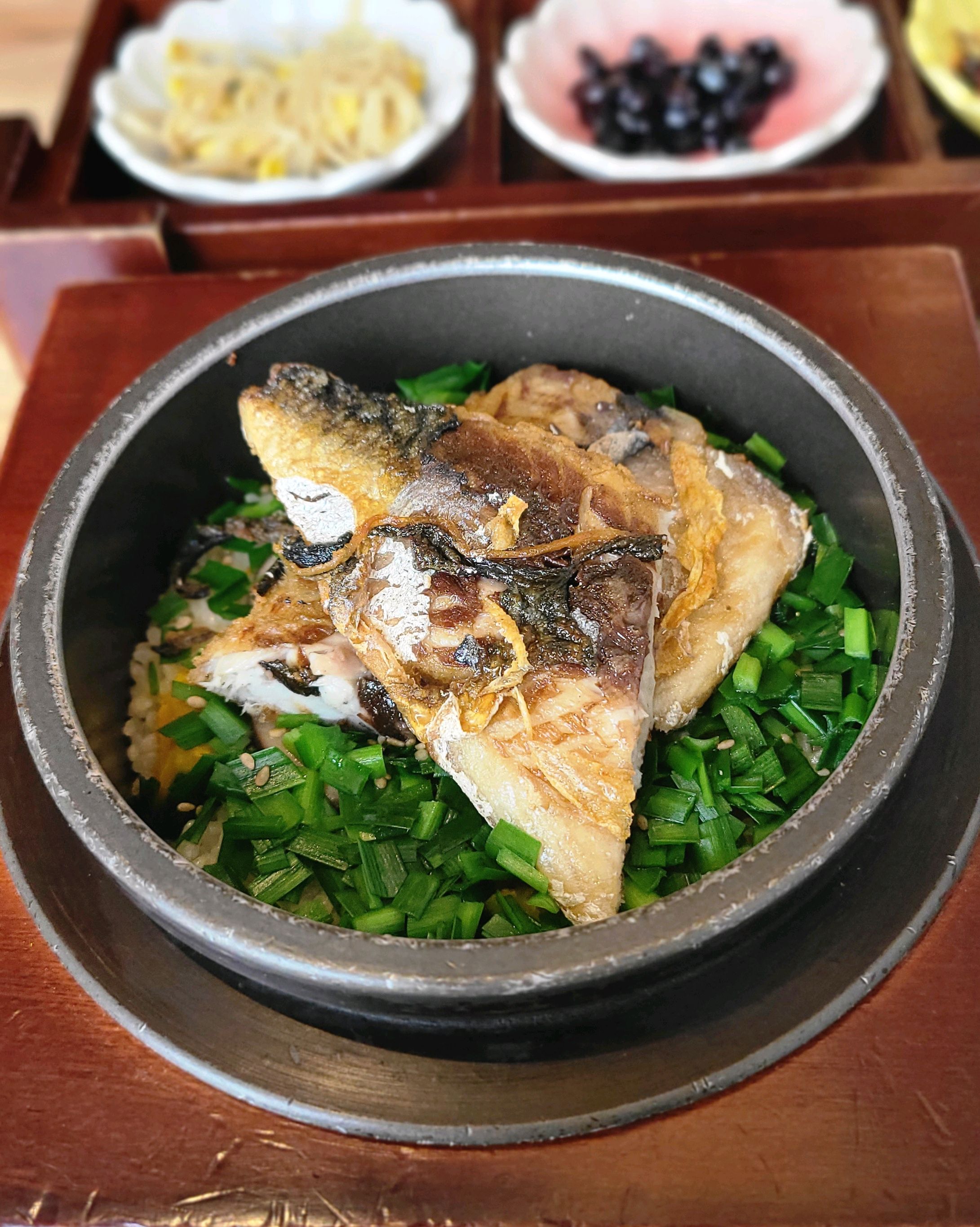 각각 다른 메뉴를 주문했는데 다 맛있습니다. 밥을 덜고 뜨거운 물을 부어 누룽지를 만들어서