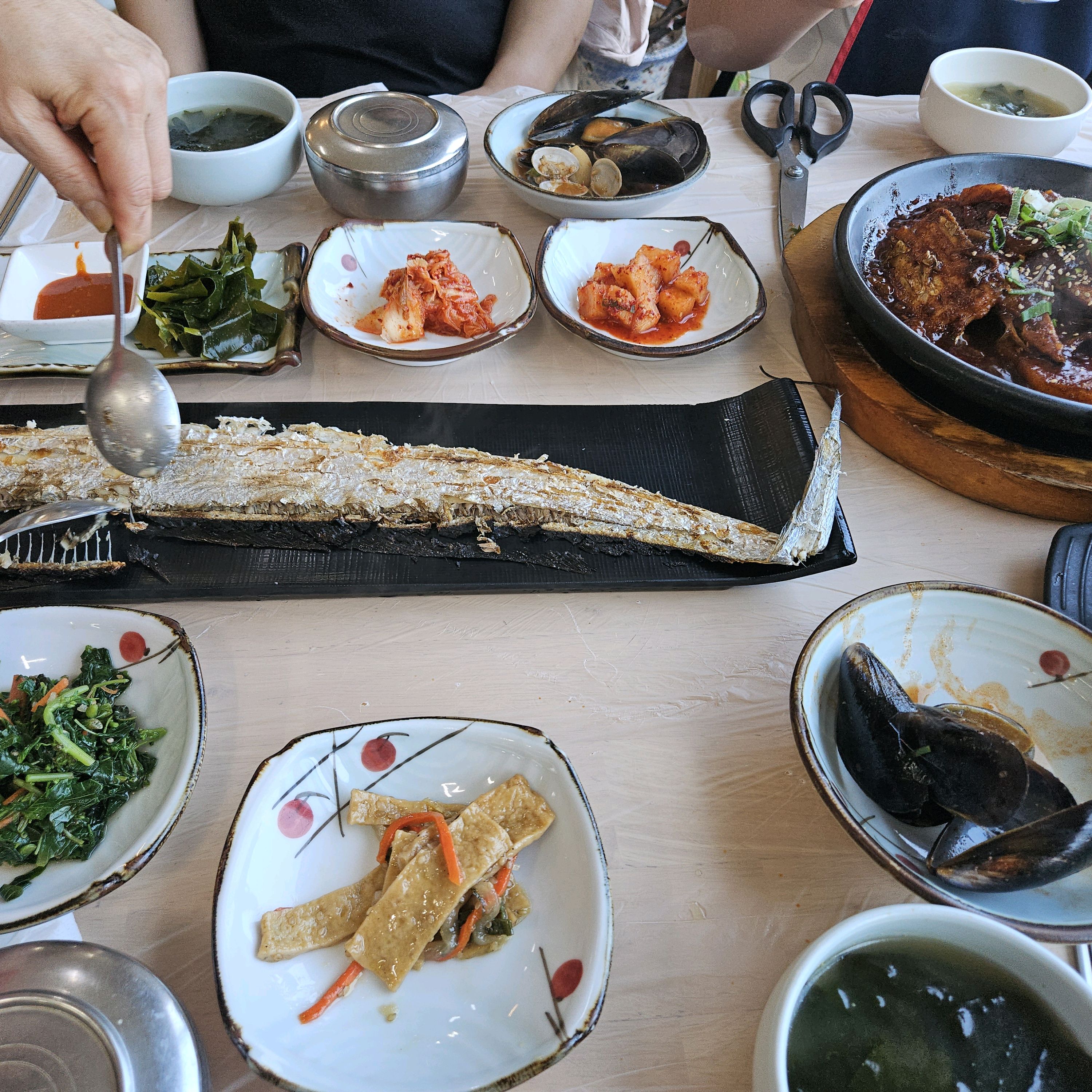 성산일출봉 올라갔다 왔는데 주차도 편하고 갈치구이 서비스에 조림 소짜리 오분자기 뚝배기 먹