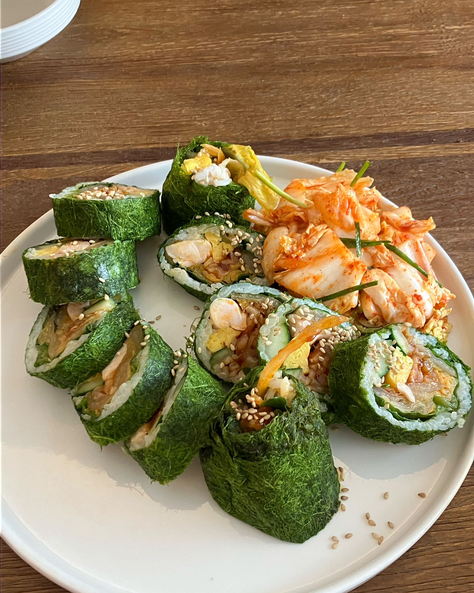 감태김밥 진짜 맛있구 한우육회타르트도 맛있었어요!!! 그런데 플레이팅에 있는 검은깨도 먹어