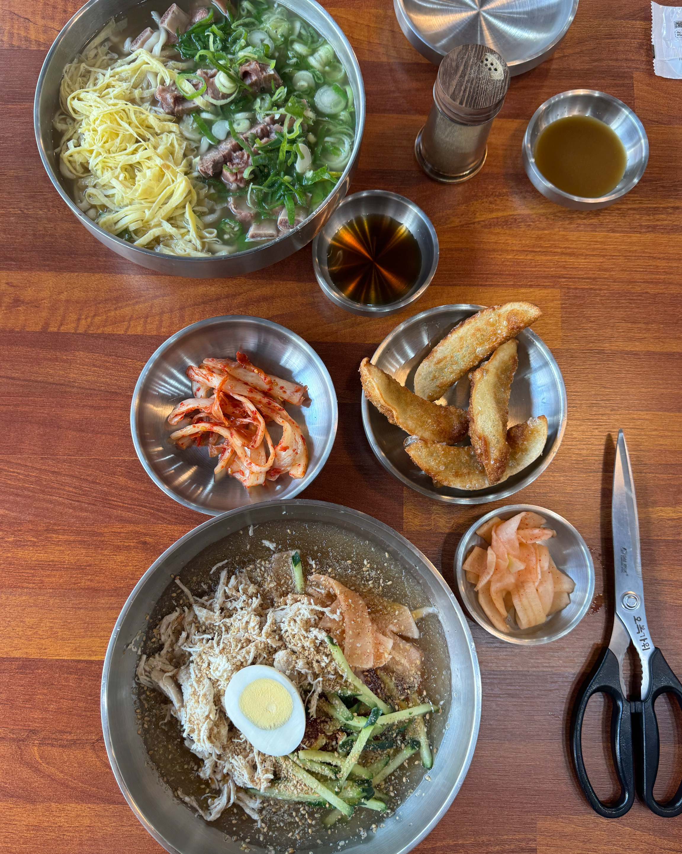 맛도 좋고 사장님도 친절하시고 안갈 이유가 없네요^^ 특히 뼈칼국수가 맛있었어요. - 대구 맛집 길천 인생면옥 범어본점