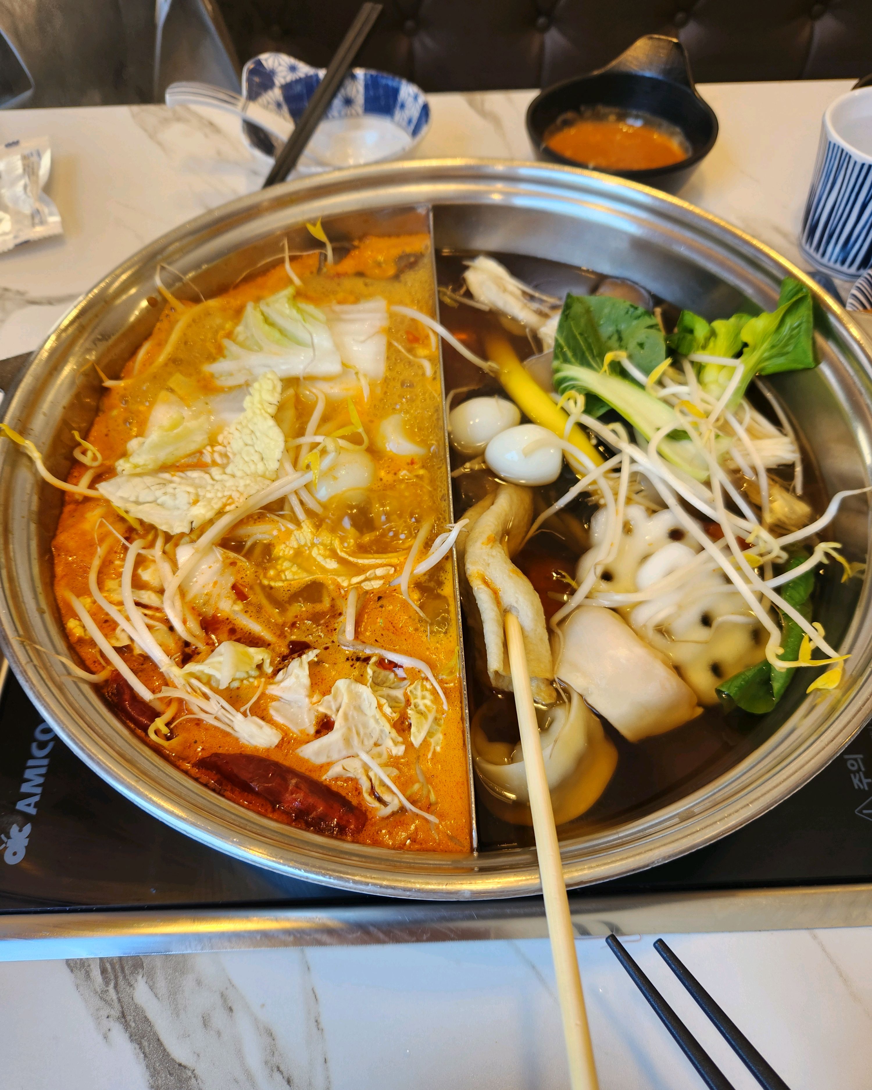 마라맛 육수도 맛있고 반반육수에 소스도 만들어먹을수있고 무엇보다 샐러드바가 있어서 이용하기