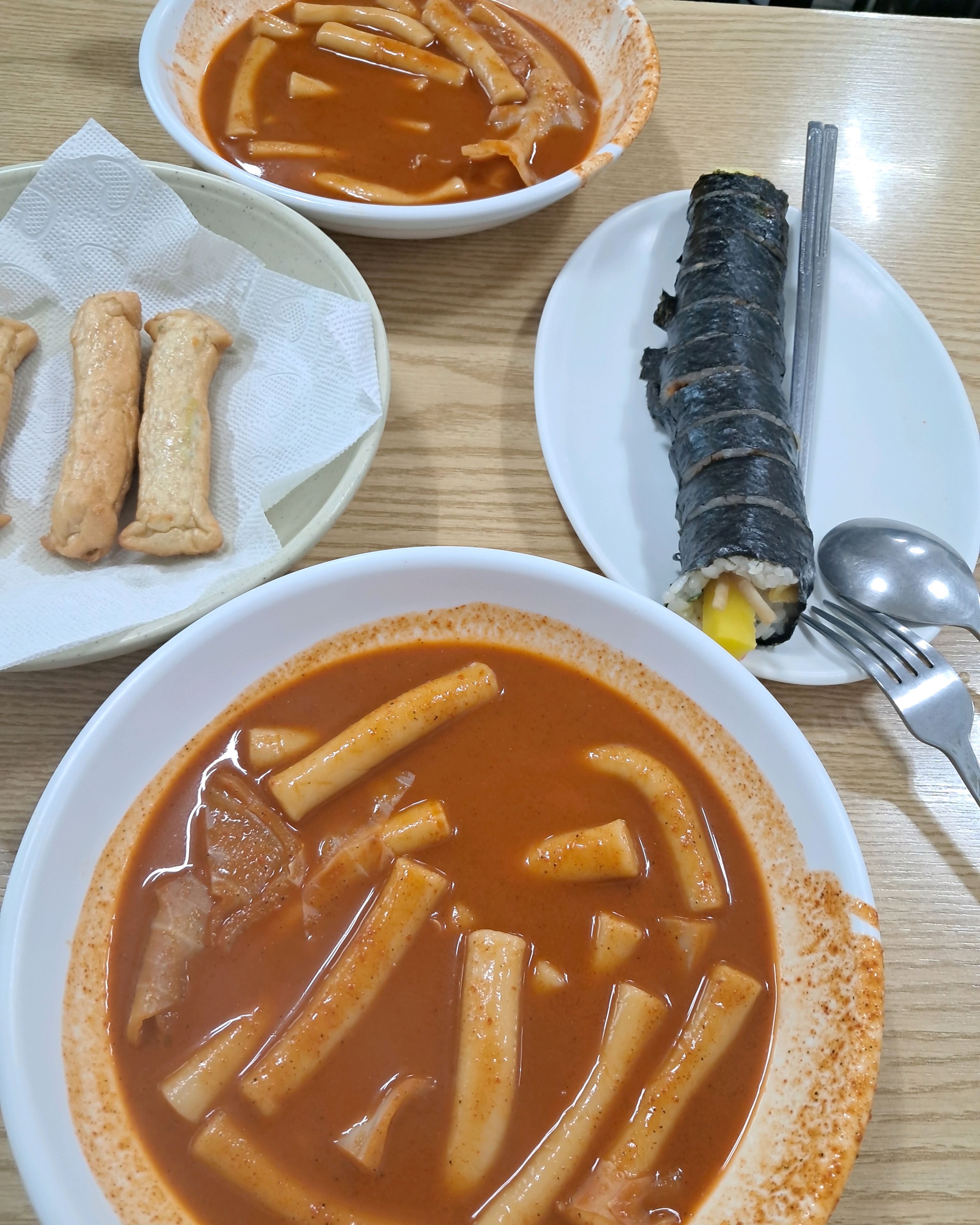 유튭보고 찾아갔는데..왜 맛있다는거지? 대구입맛이 우린 아닌듯!!!!  손님바로옆에 문을 