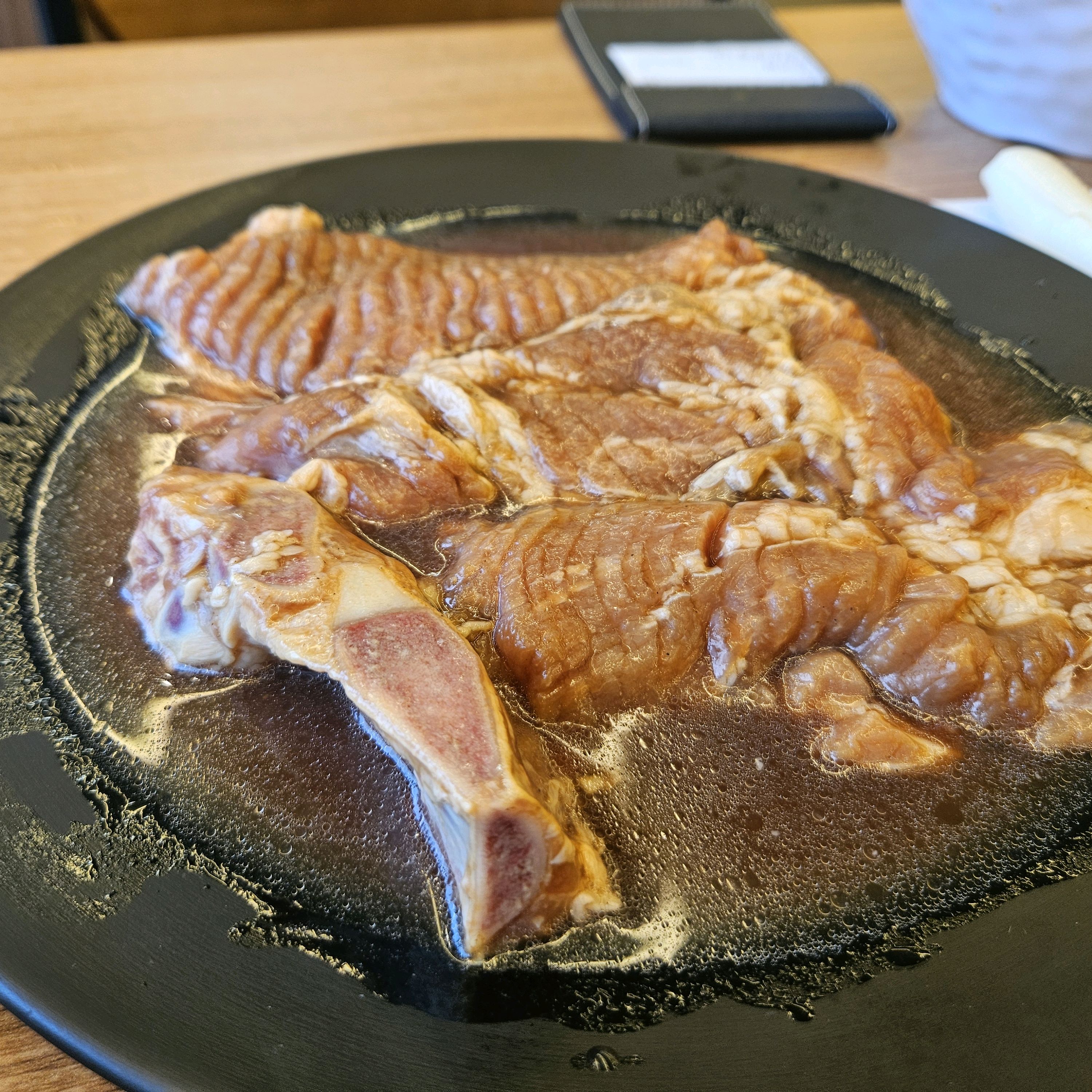 관저동에 새로오픈한 솔가숯불갈비집은 와~ 규모가 어마어마 하네요 .주차장도 넓어 스트뤠스