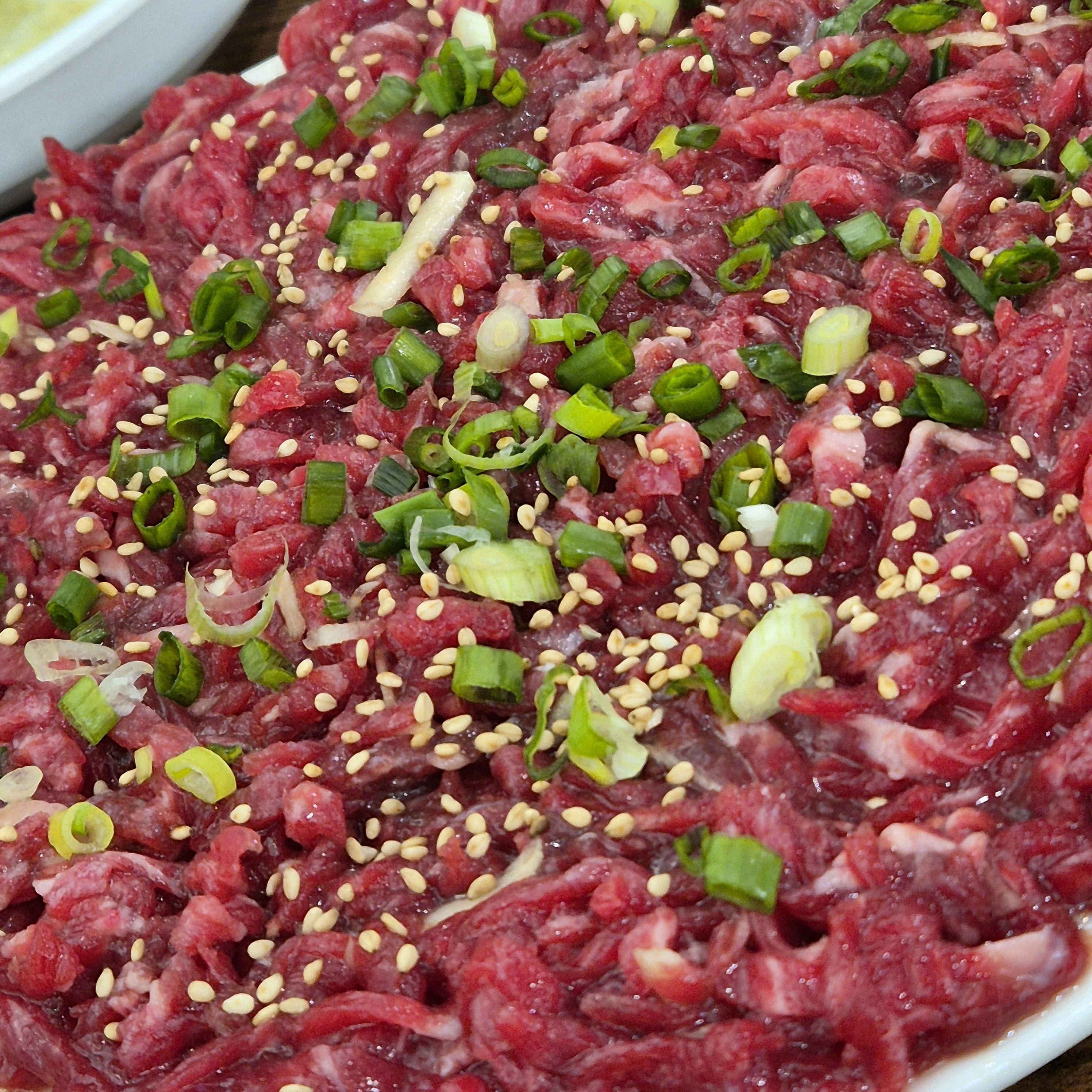 2인 생고기+육회로 시켰다가 육회비빔밥도 추가했습니다, 뭉티기는 무난하고 육회가 진짜 미쳤