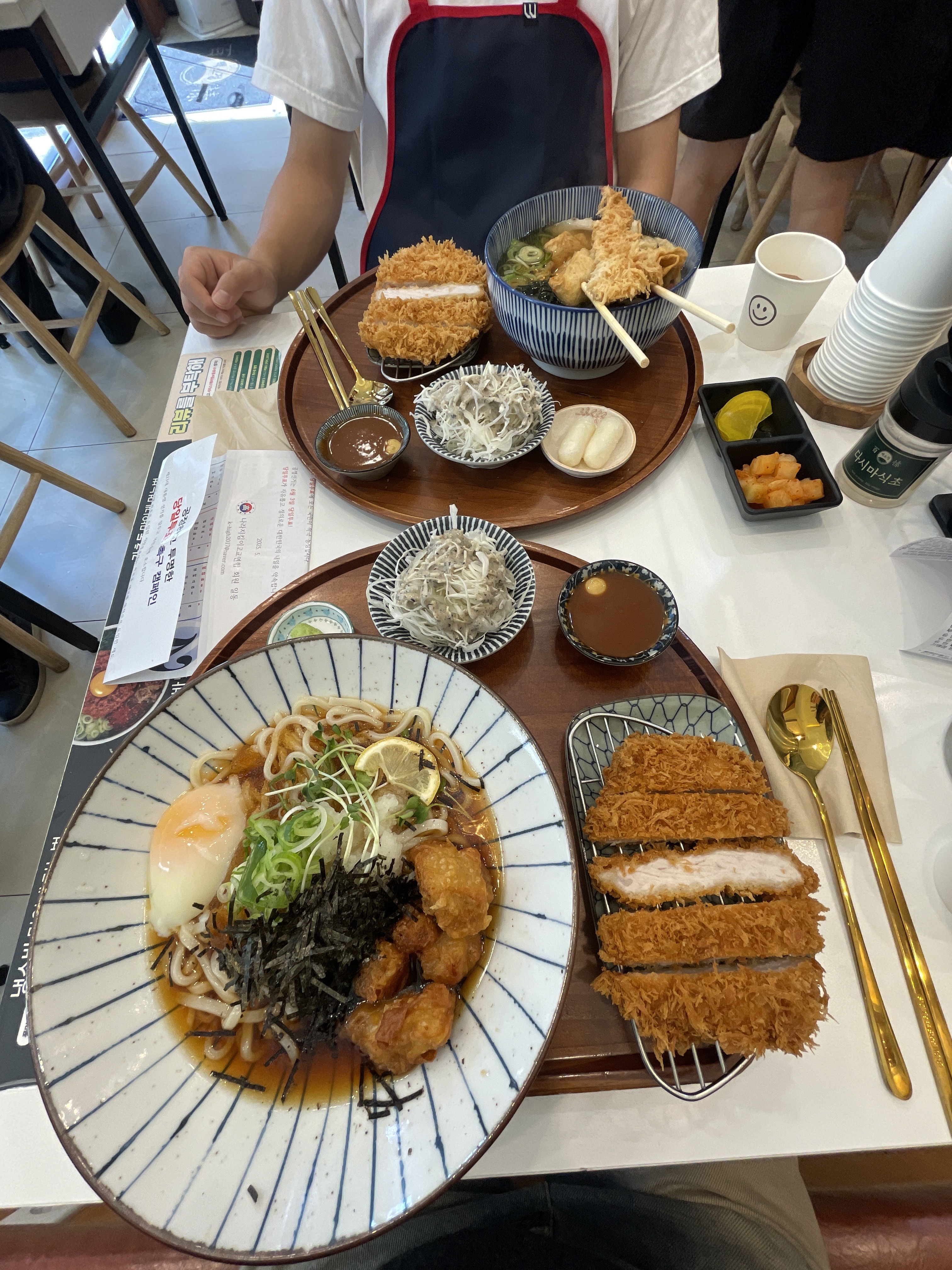 딱 음식 나왔는데 엄청 커서 놀랐어용 ㅎㅎ 치즈떡도 너무 귀여워용 네이버에서 맛집 찾아보다