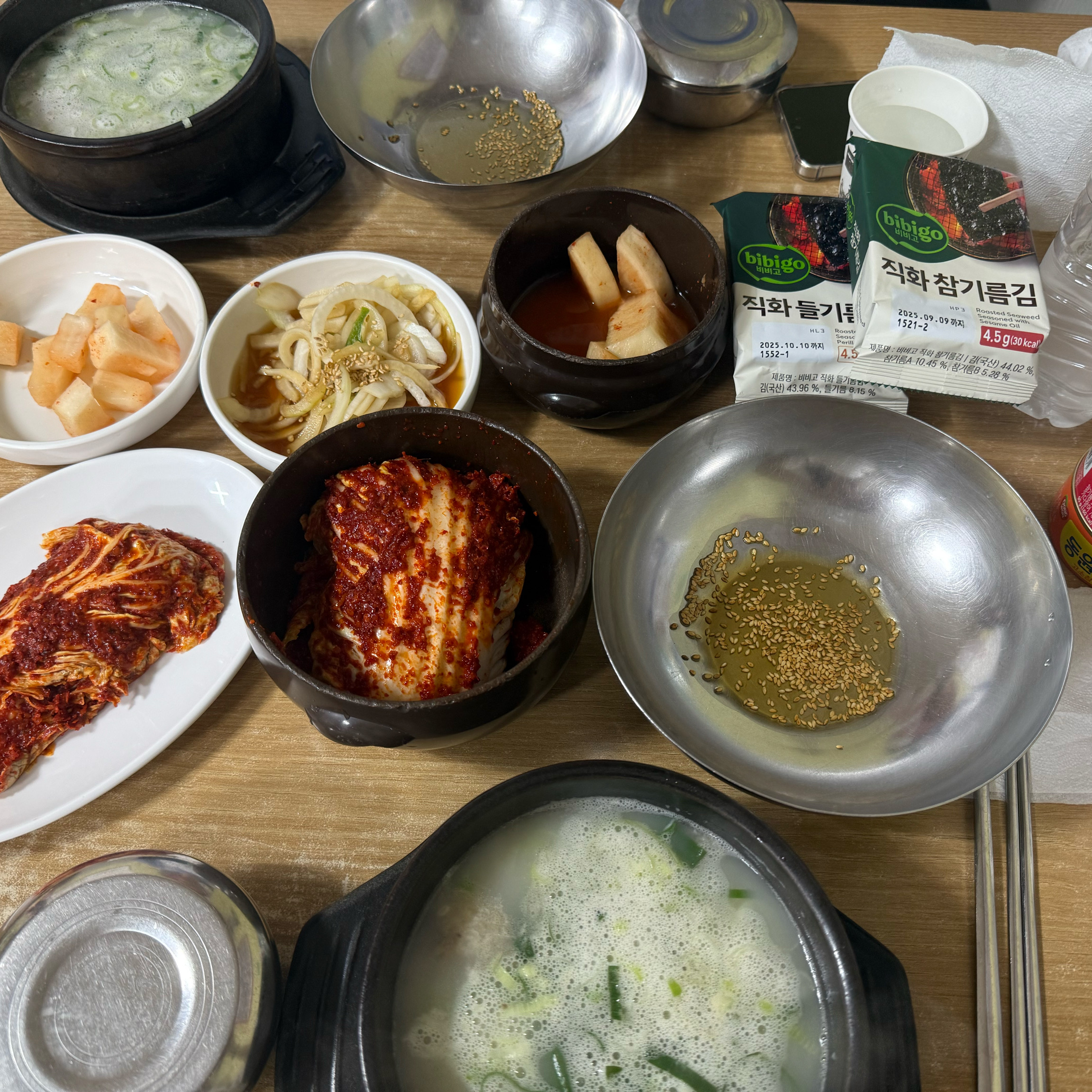 국밥에 고기도 너무 맛있고 김치도 너무 맛있어요! 비빔 대접도 따로 주시는거 너무 좋네요👍