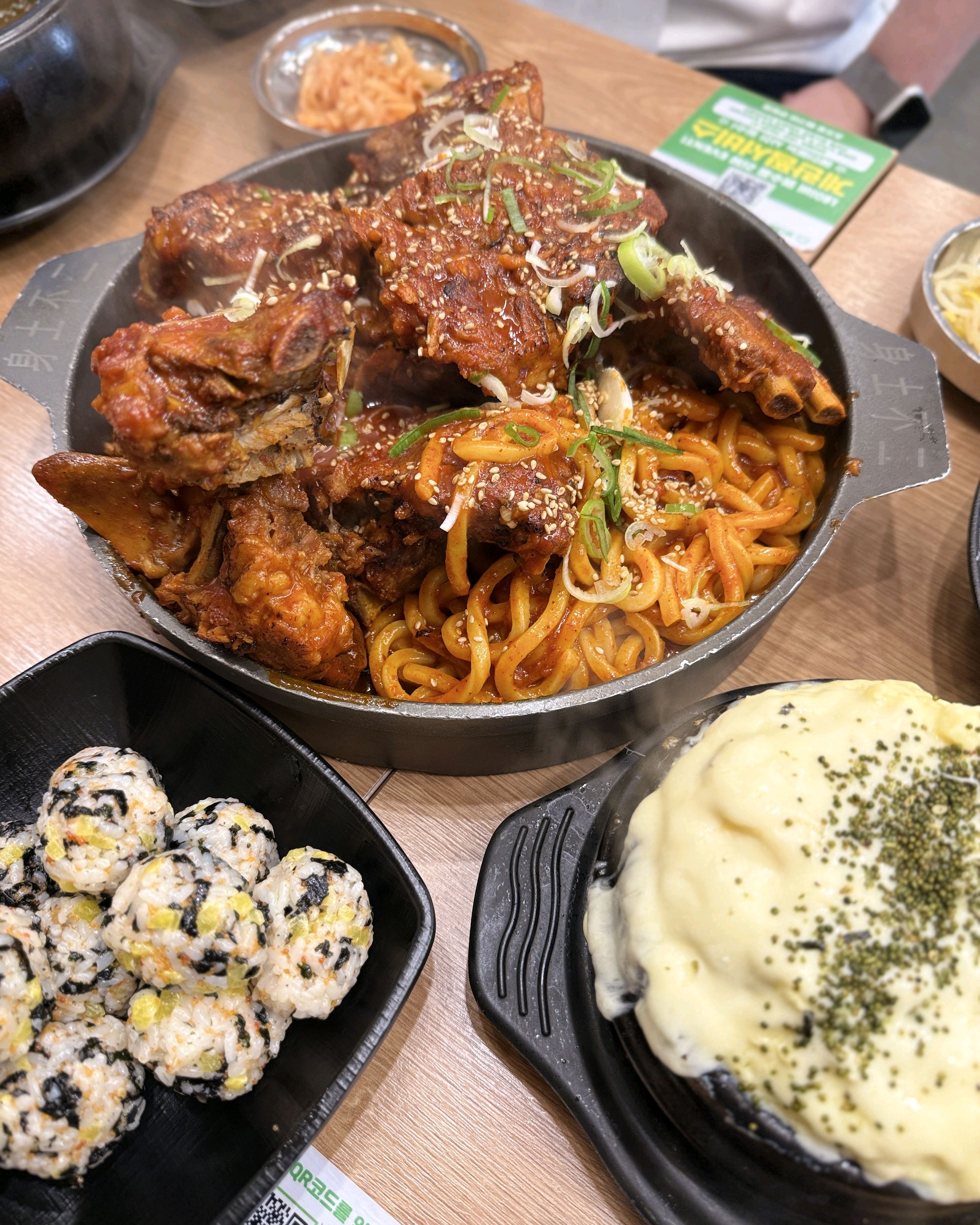 양념이 찐득하니 맛있고 우동사리 추가해서 먹으니까 더욱 맛있어요!!! - 대전 맛집 조프로뼈구이 관평점