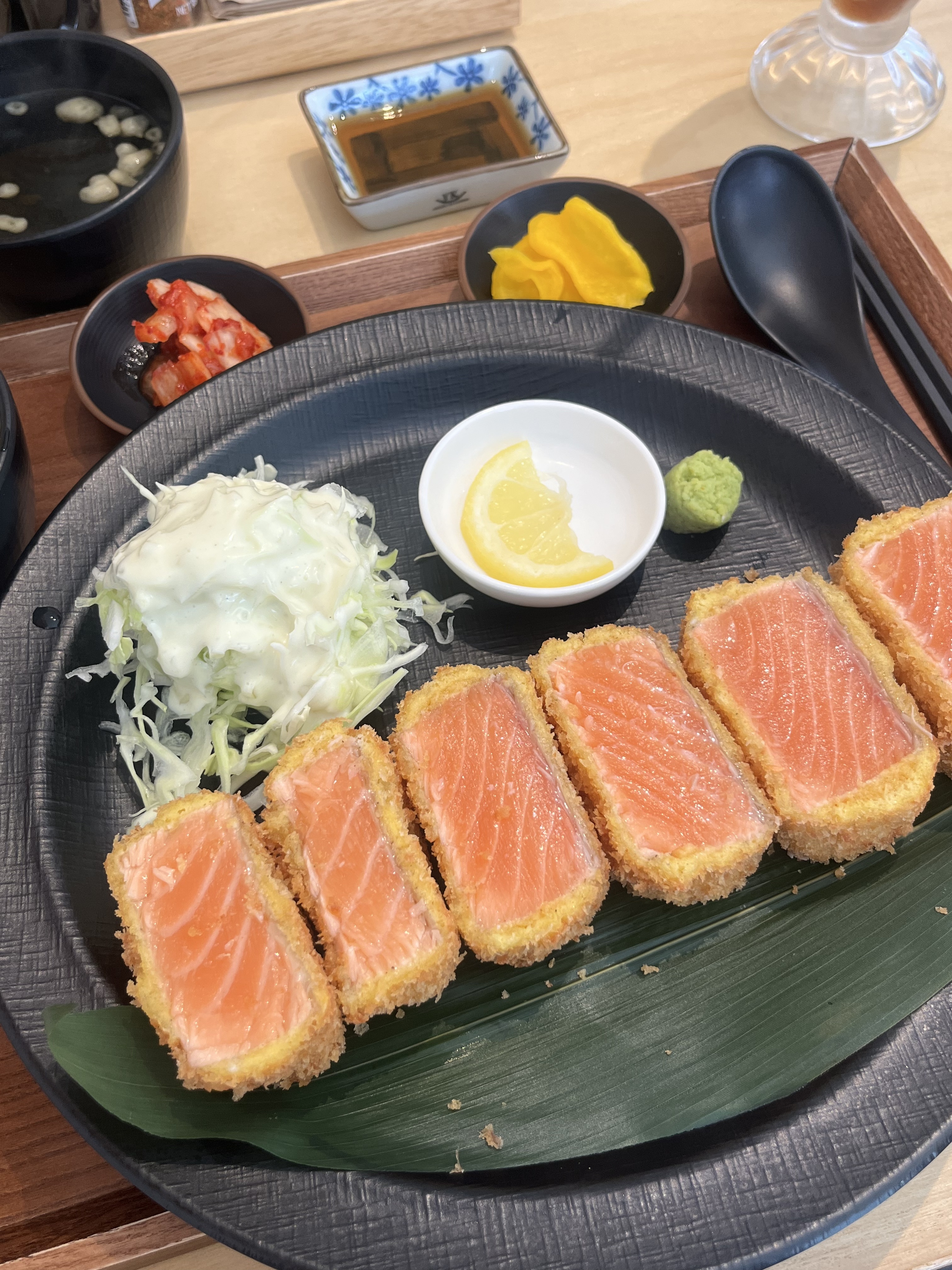 돈코츠라멘 국물 정말 맛있어요 연어 레어카츠도 처음 먹어봤는데 겉바속촉 맛있습니당 분위기도