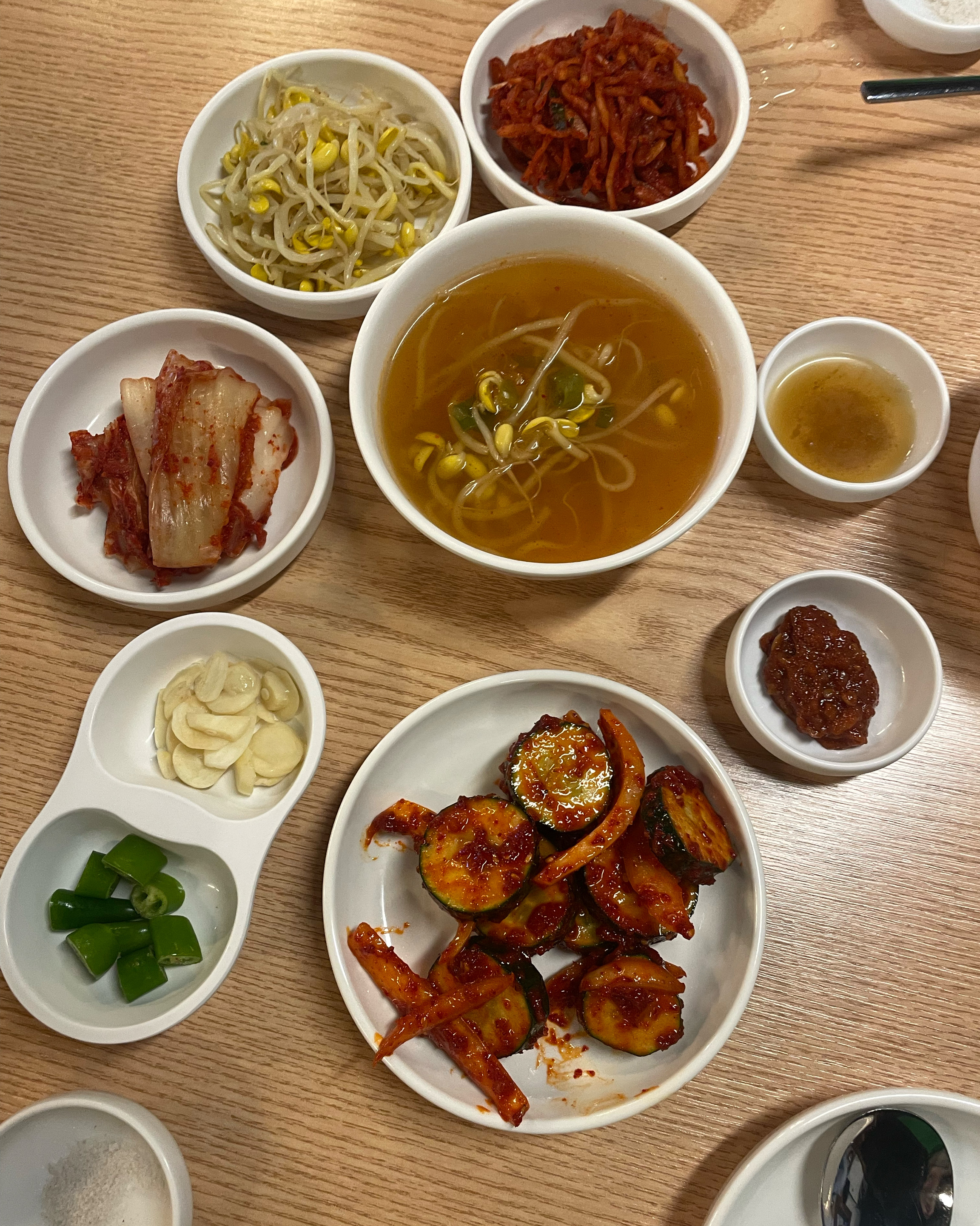 갑자기 냉삼먹고싶어서 찾아보고 왔는데 너무 맛있어요 반찬도 실하고 특히 참기름이랑 소금이