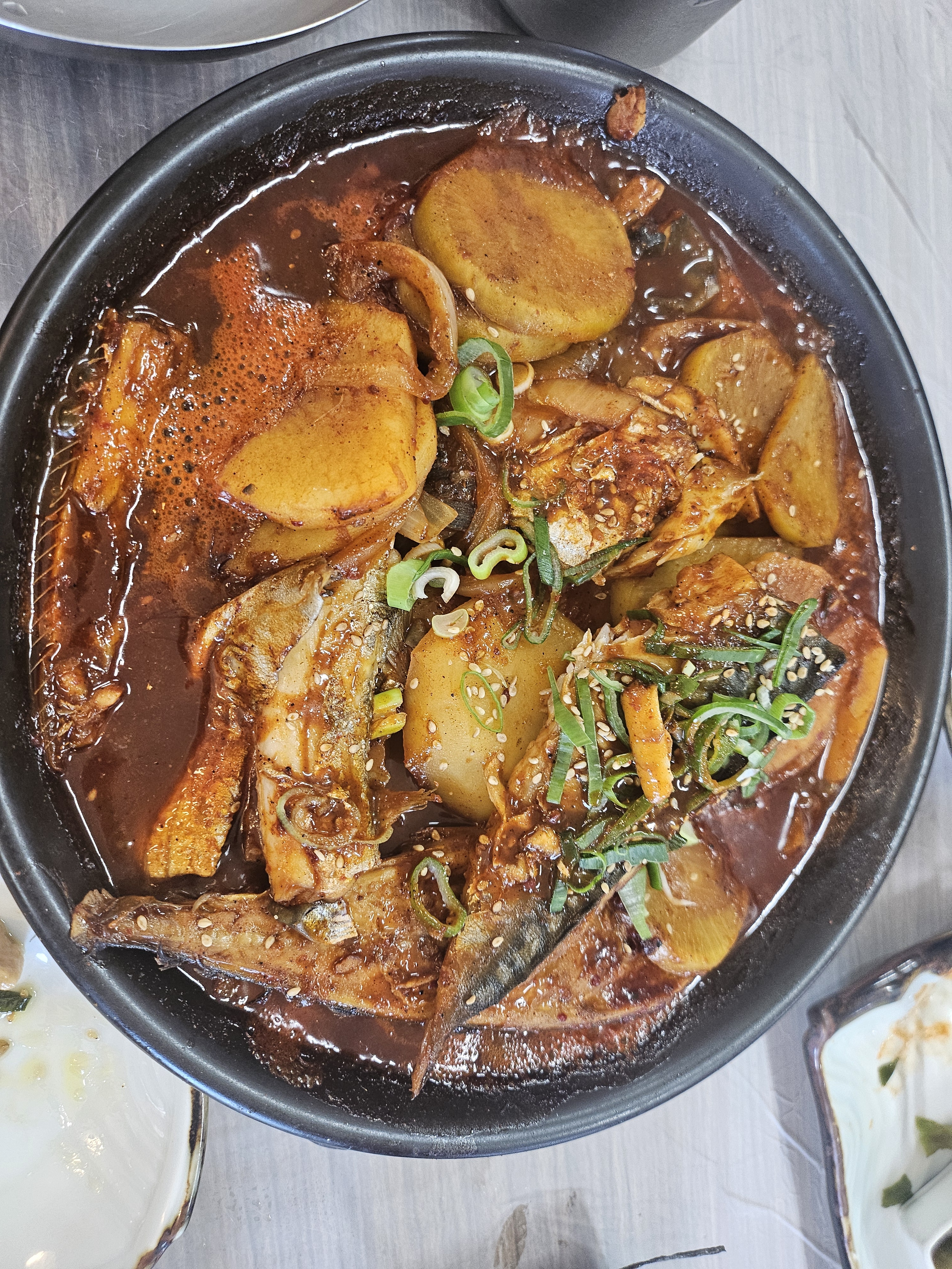 양도 많고 양념이 너무 맛잇어서 밥비벼먹으면 꿀맛이예용~~ 서비스도 크고 양많고 완전 혜자