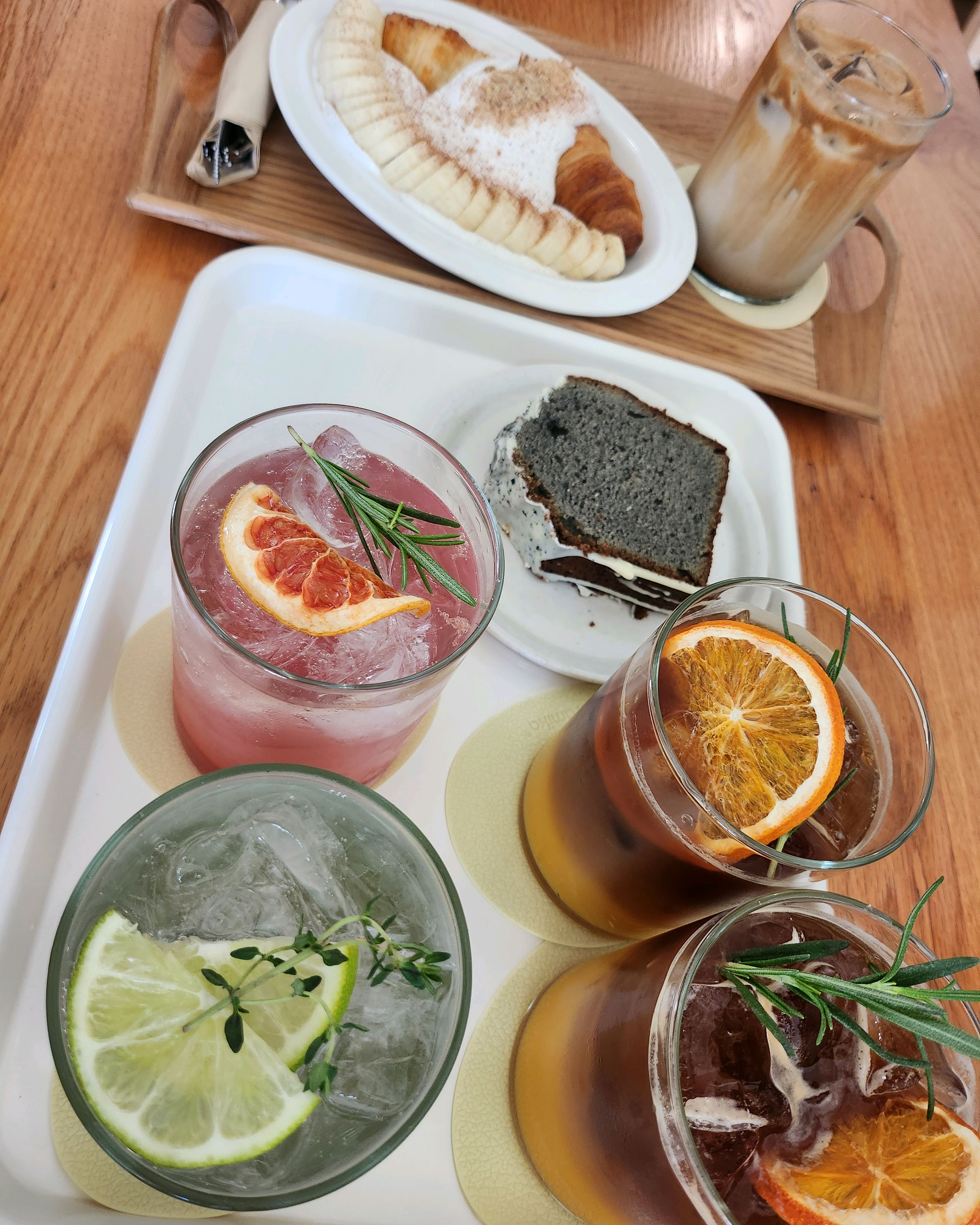 인테리어 멋지고 음료도 예쁘게 생기고 맛있어요 ~ - 대전 맛집 인히얼