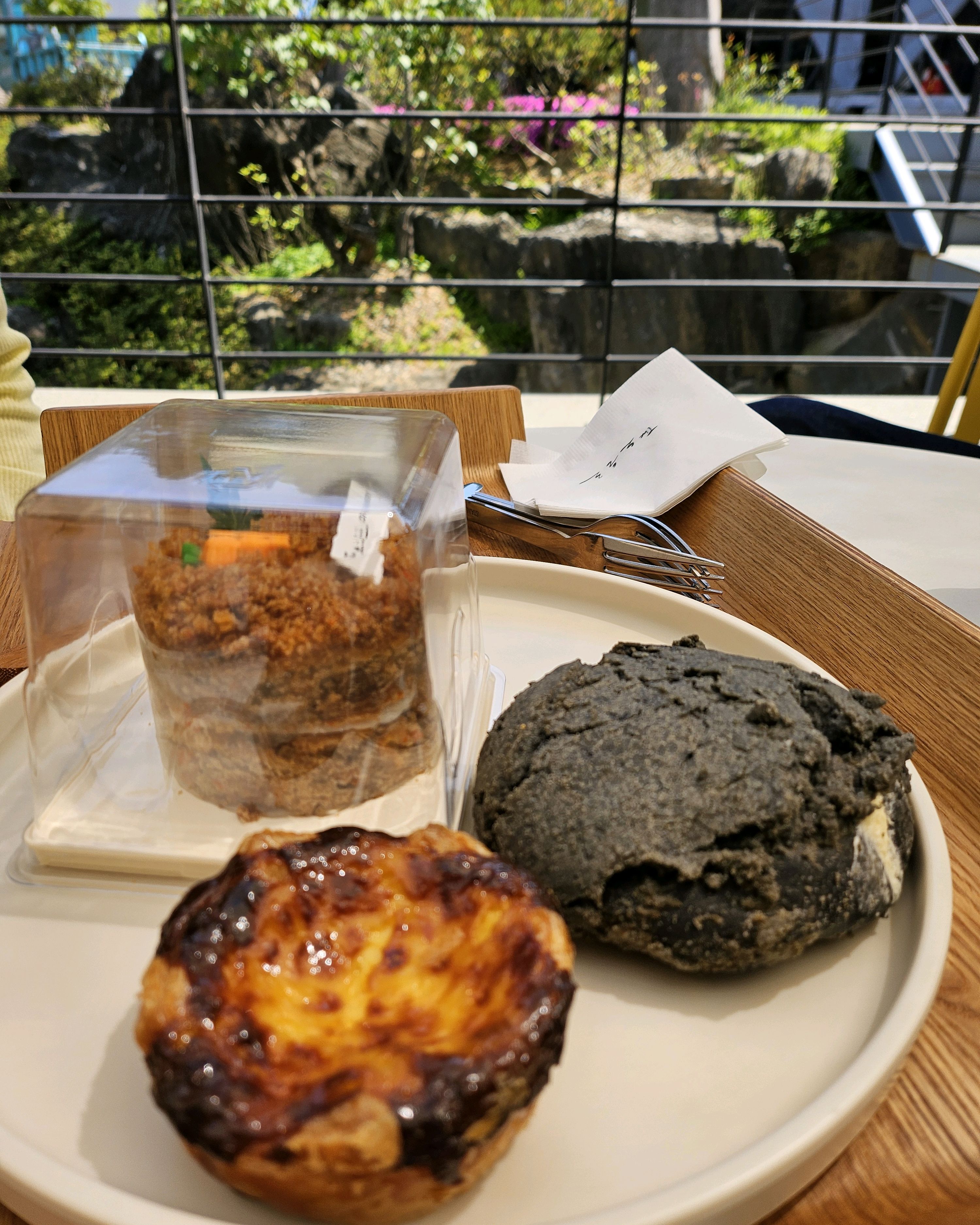 커피도 맛있고 디저트도 맛있었어요. 캠핑장도 이용해보고 싶어요~ - 대전 맛집 더노은로