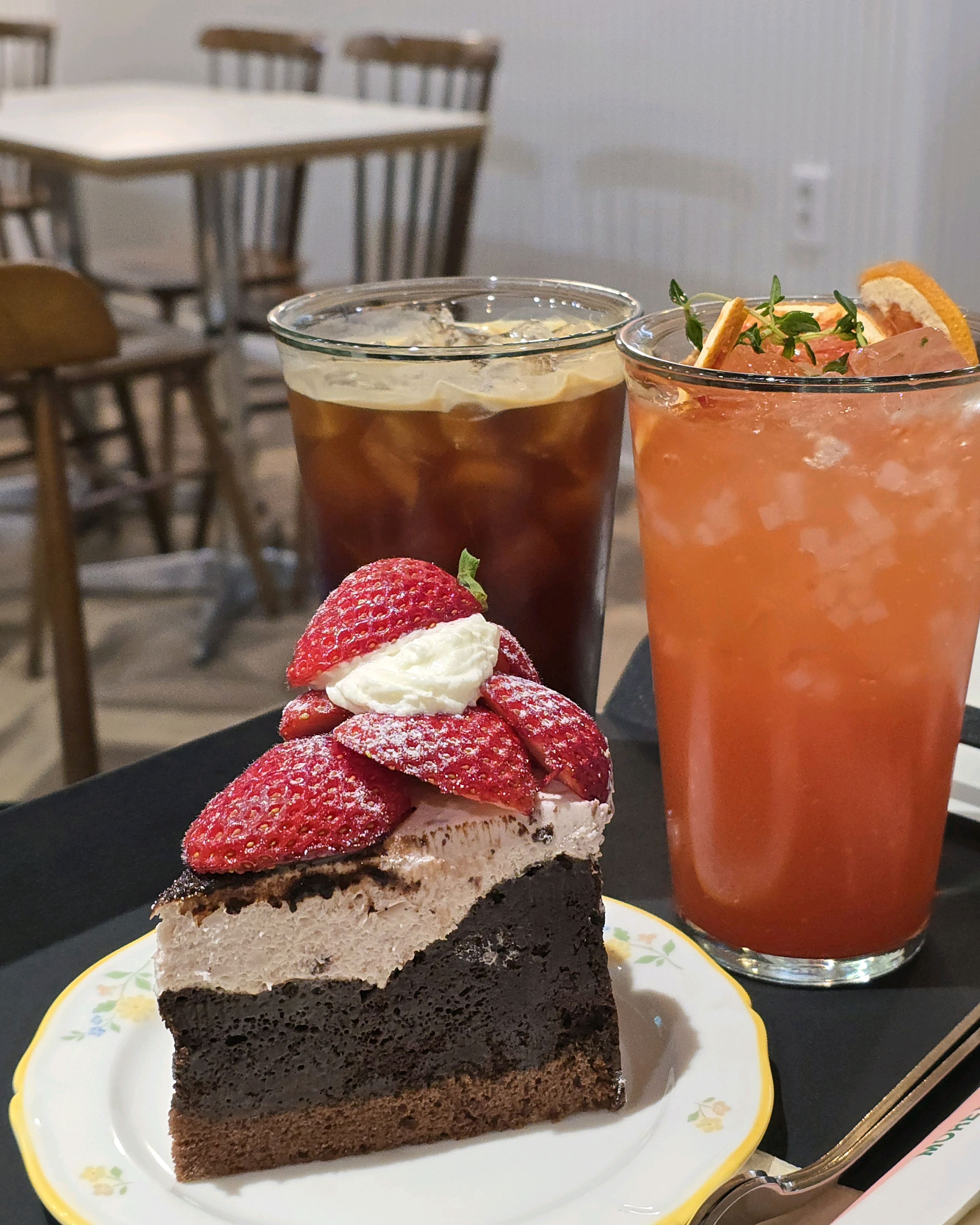 케이크 종류가 많고 맛있어요. 매장이 넓어서 좋아요! - 대전 맛집 땡큐베리머치
