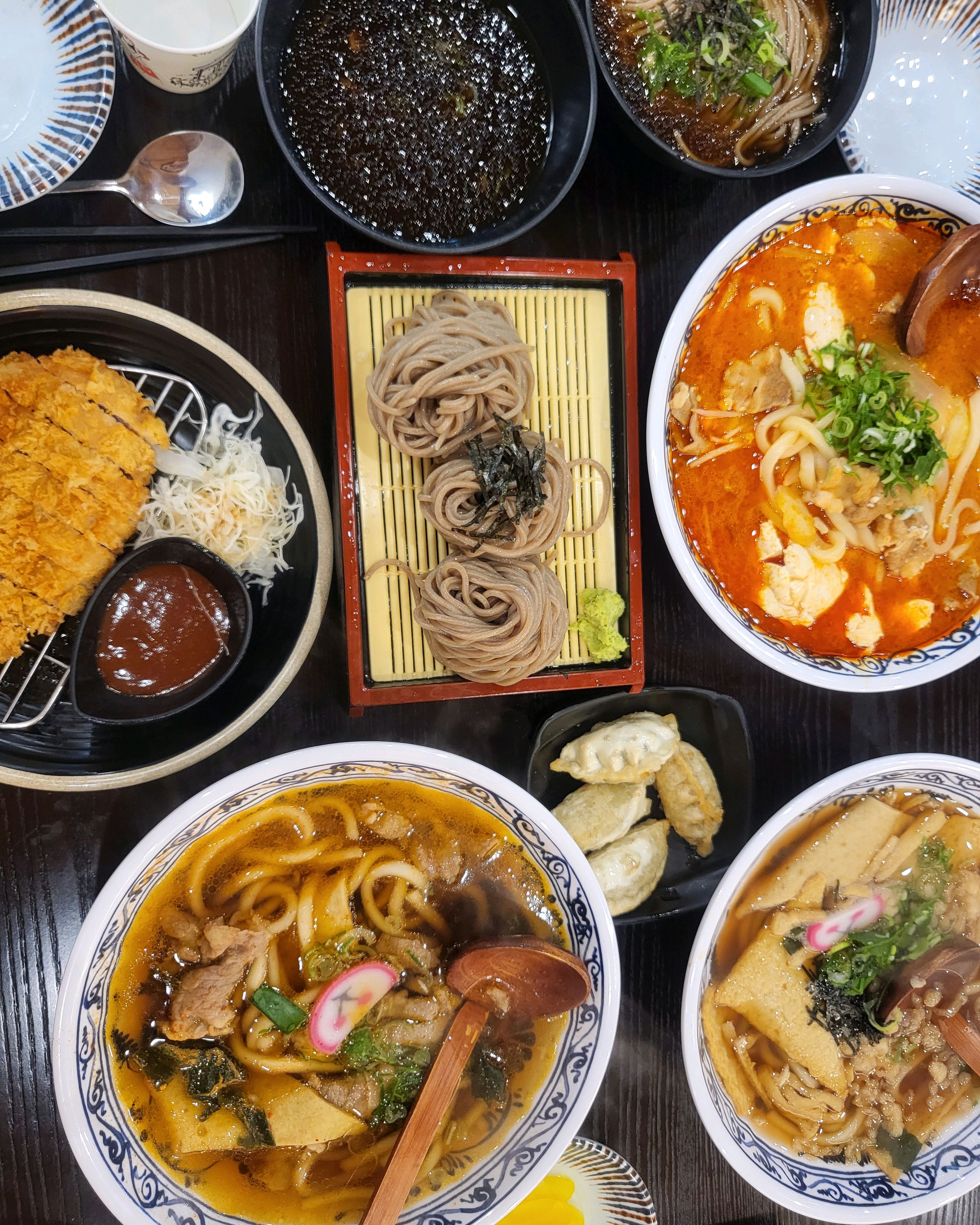 뭐먹을까 고민하면서 지나가는길에 눈길을 끈 삼동소바집.. 비쥬얼에 놀라고 맛에 놀라고~ 최