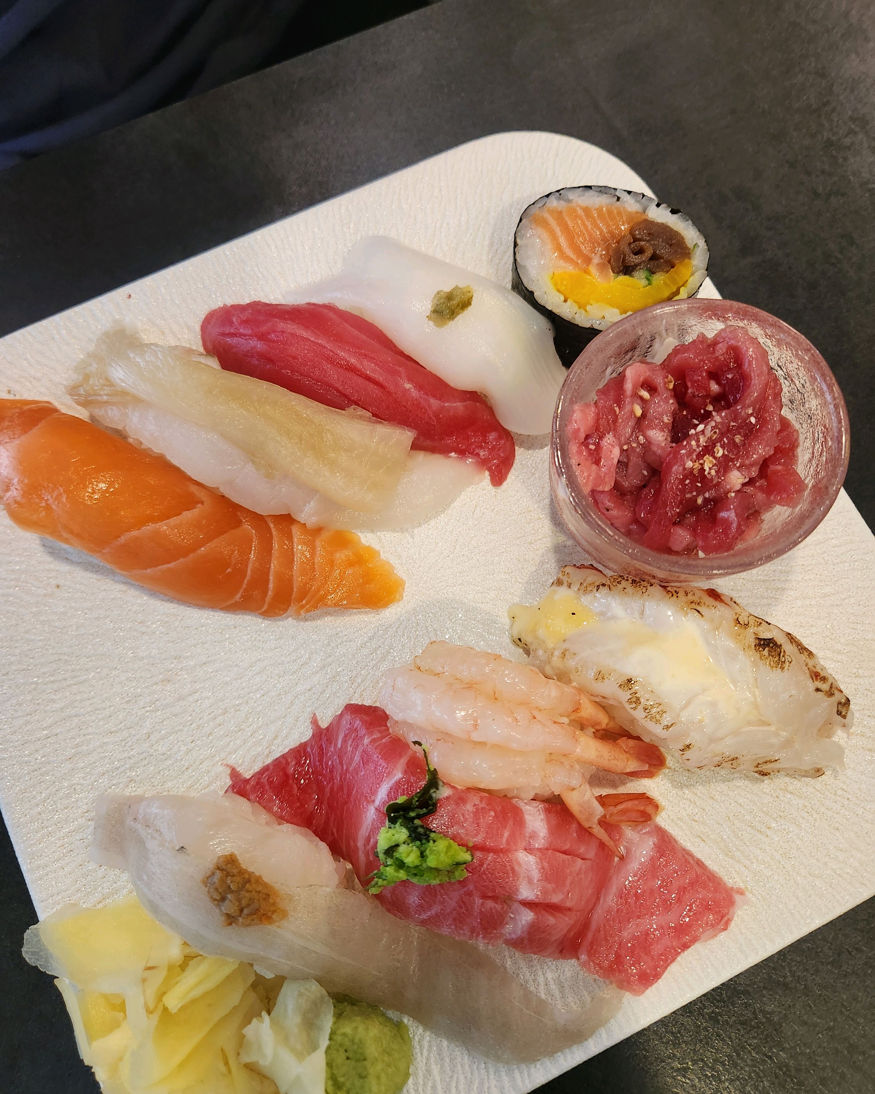 남자친구랑 데이트 하다 들렸어요~ 매장도 깔끔하고 또 방문하겠습니다! - 성수 맛집 스시도쿠 더성수