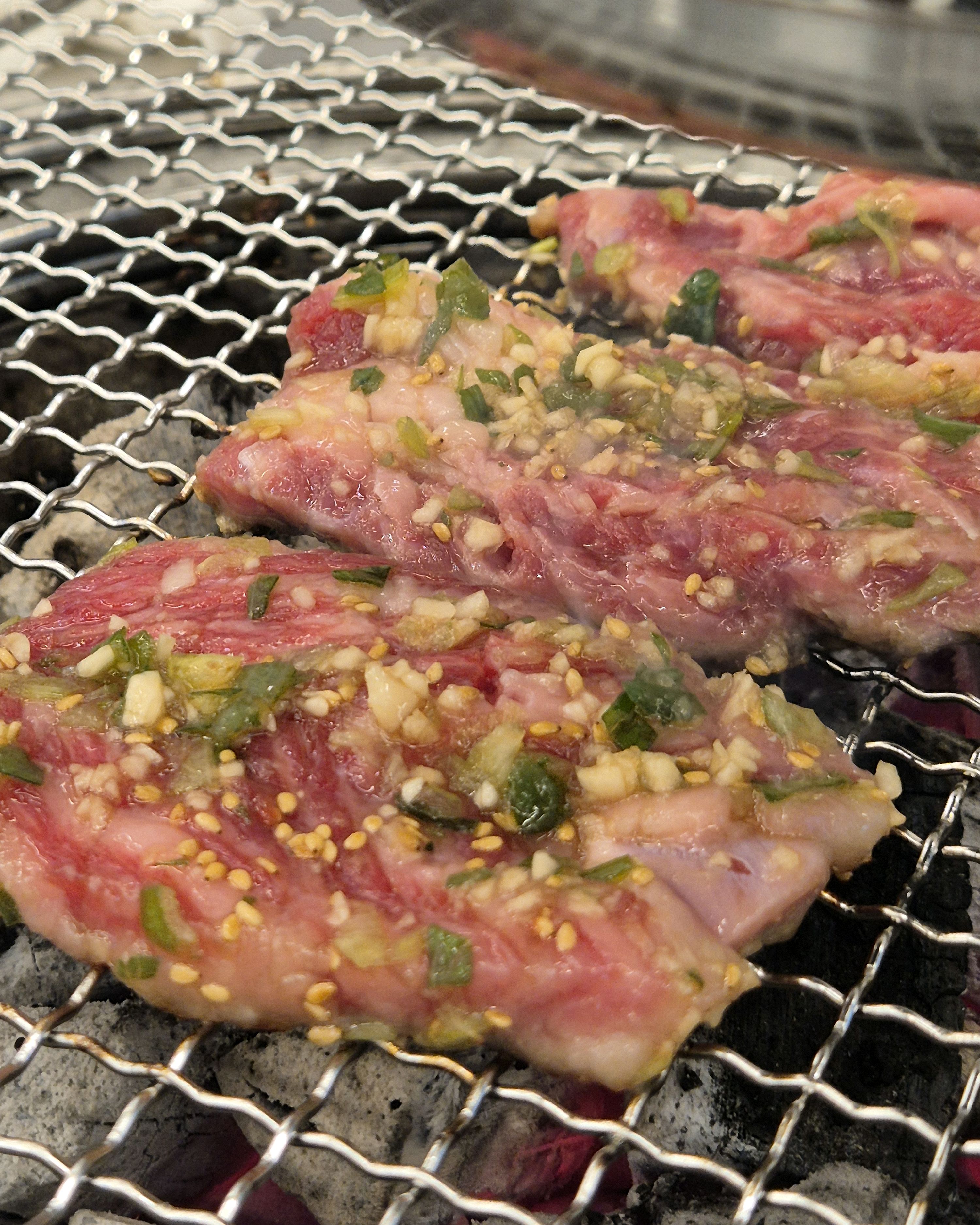 소갈비살 양념이 딱 맛있게 되어있어요 식감도 좋아요 매장도 깔끔하고 직원분들도 친절해서 맛