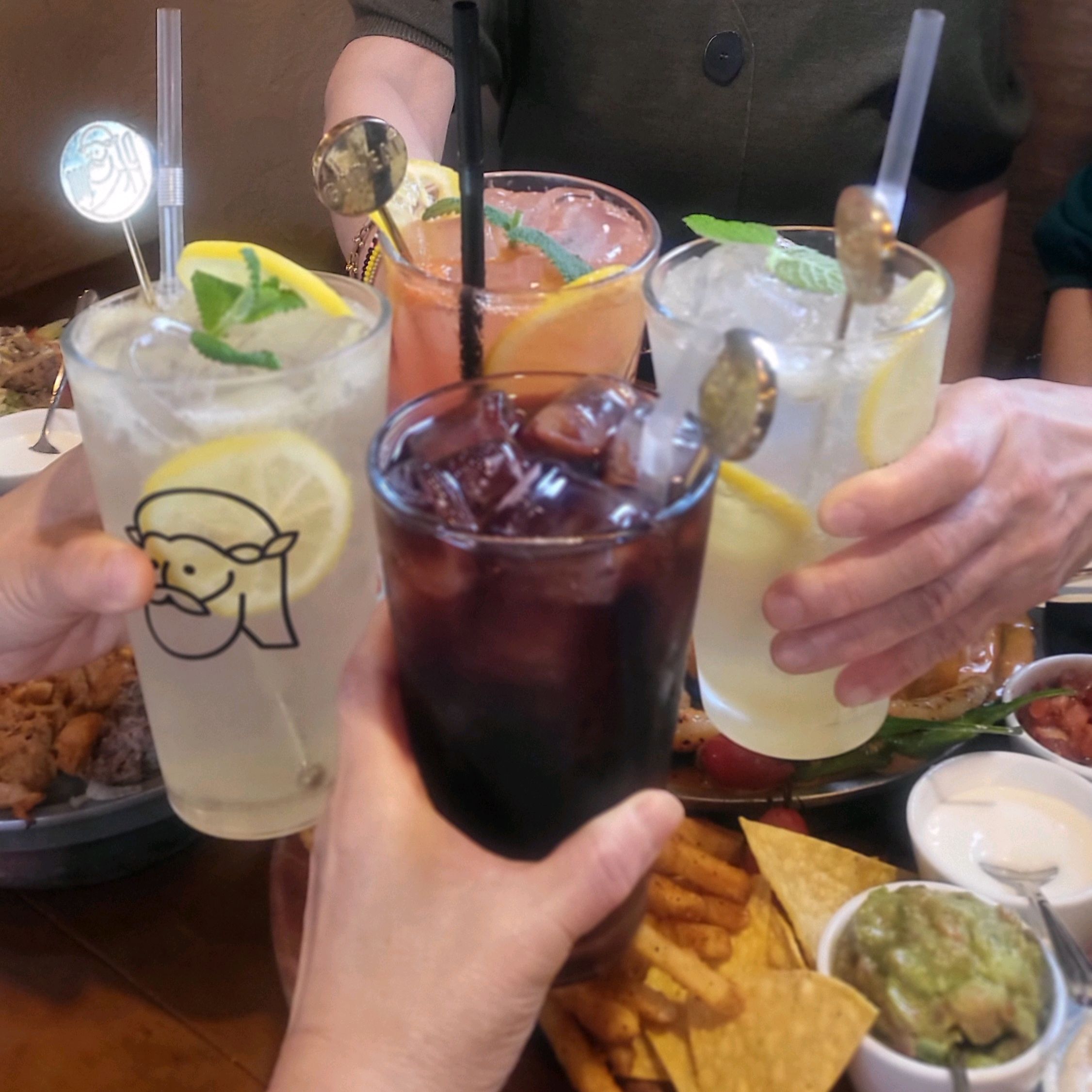 오랜만에 친구들과 만나 멕시코 음식 궁금해서 방문했어요. 4인세트과 에이드 시켜 먹었는데