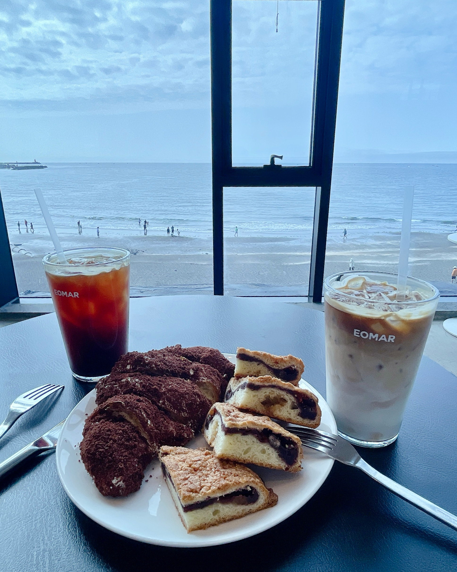 근처 커피숍 갔다가 휴무이길래 . .와보고 싶던 에오마르 왔어요. 바로앞이 검은모래해변이라