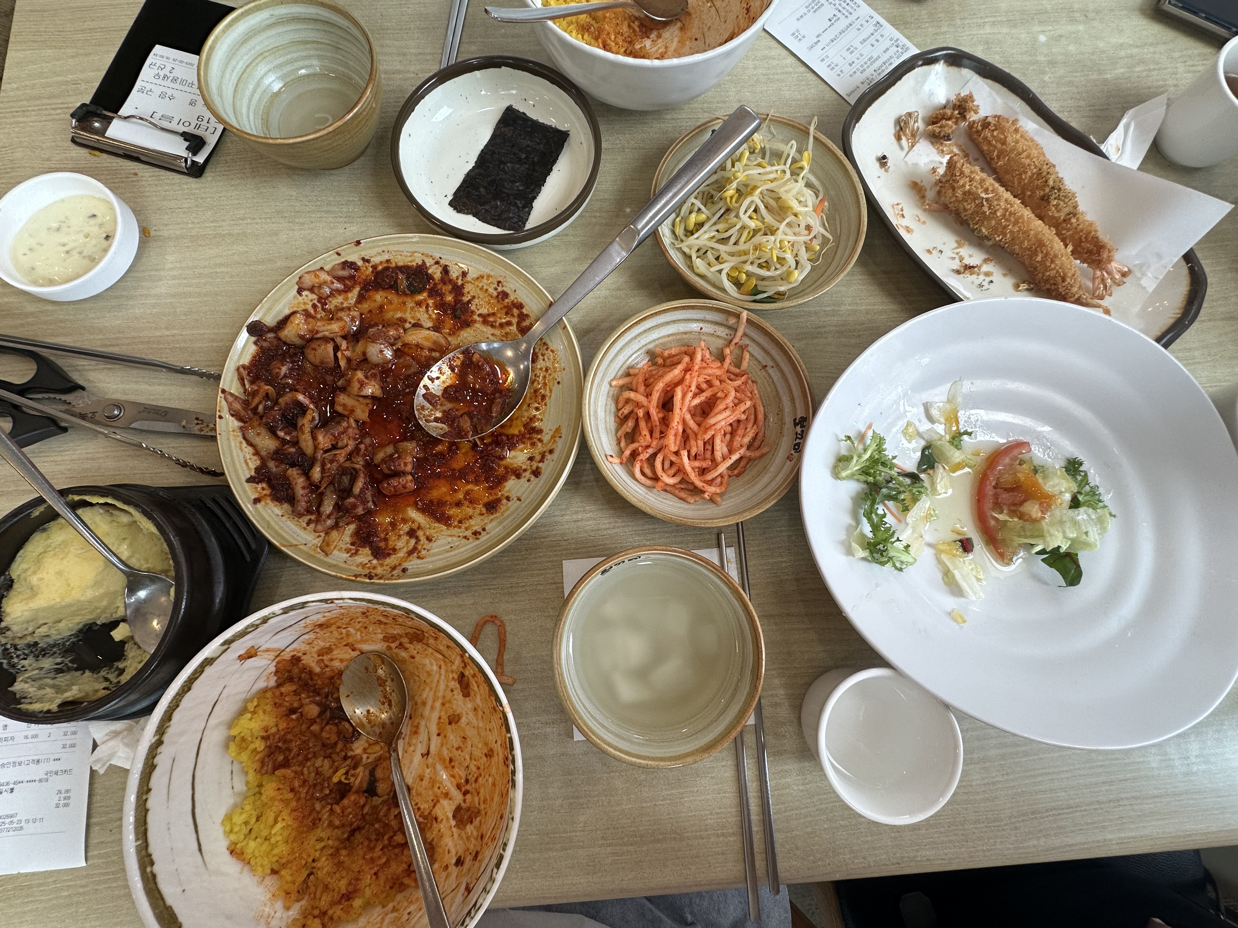 둔산동에 볼일이 있어 예전에 맛있게 먹었던 생각이나 왔는데 새우튀김은 통통하니 크고 여전히