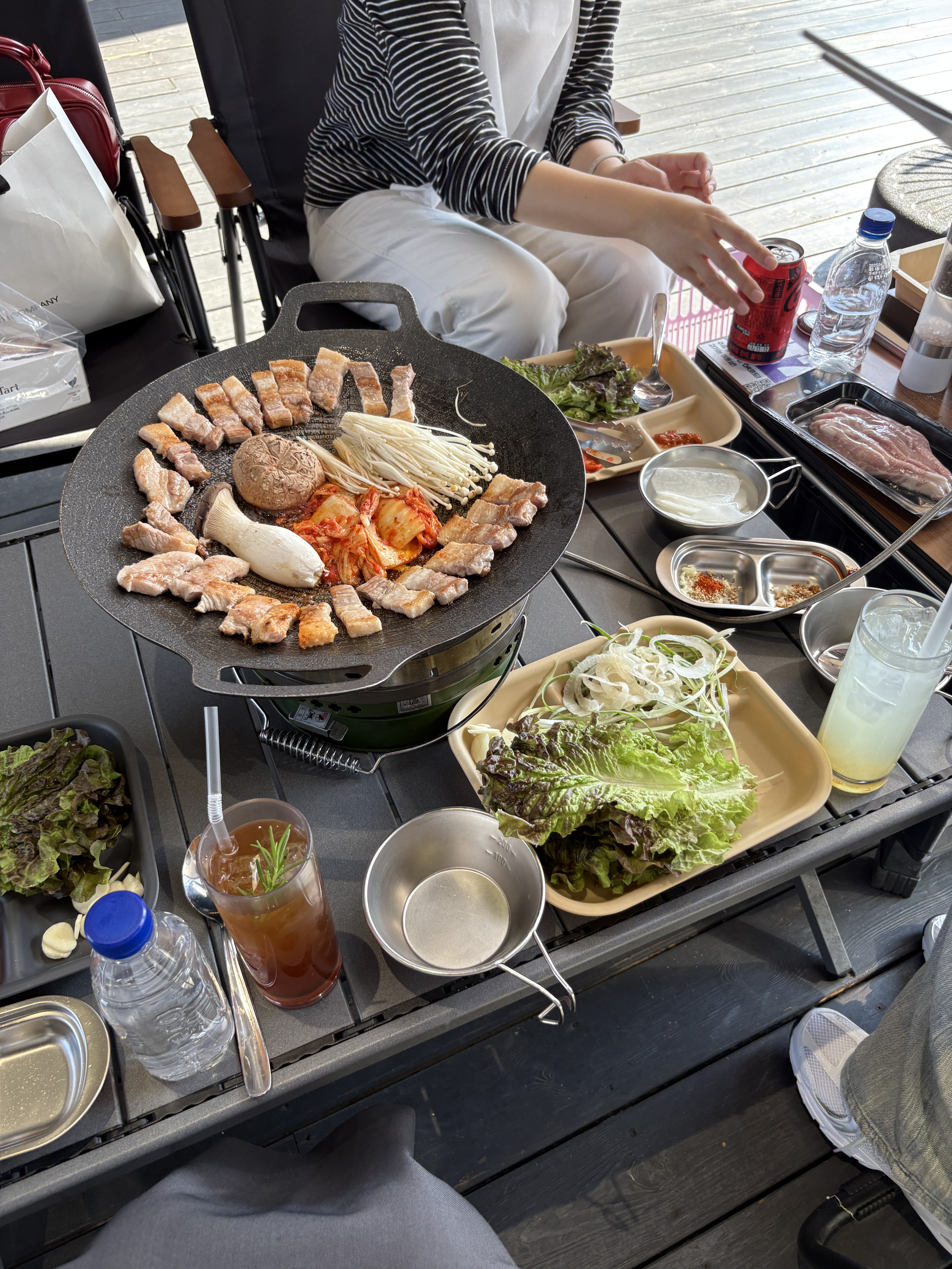 친구들과 놀러왔는데 너무 좋아요~ 고기도 맛있고 캠핑 느낌이 나서 더 좋아요 ㅎㅎ 담에 또