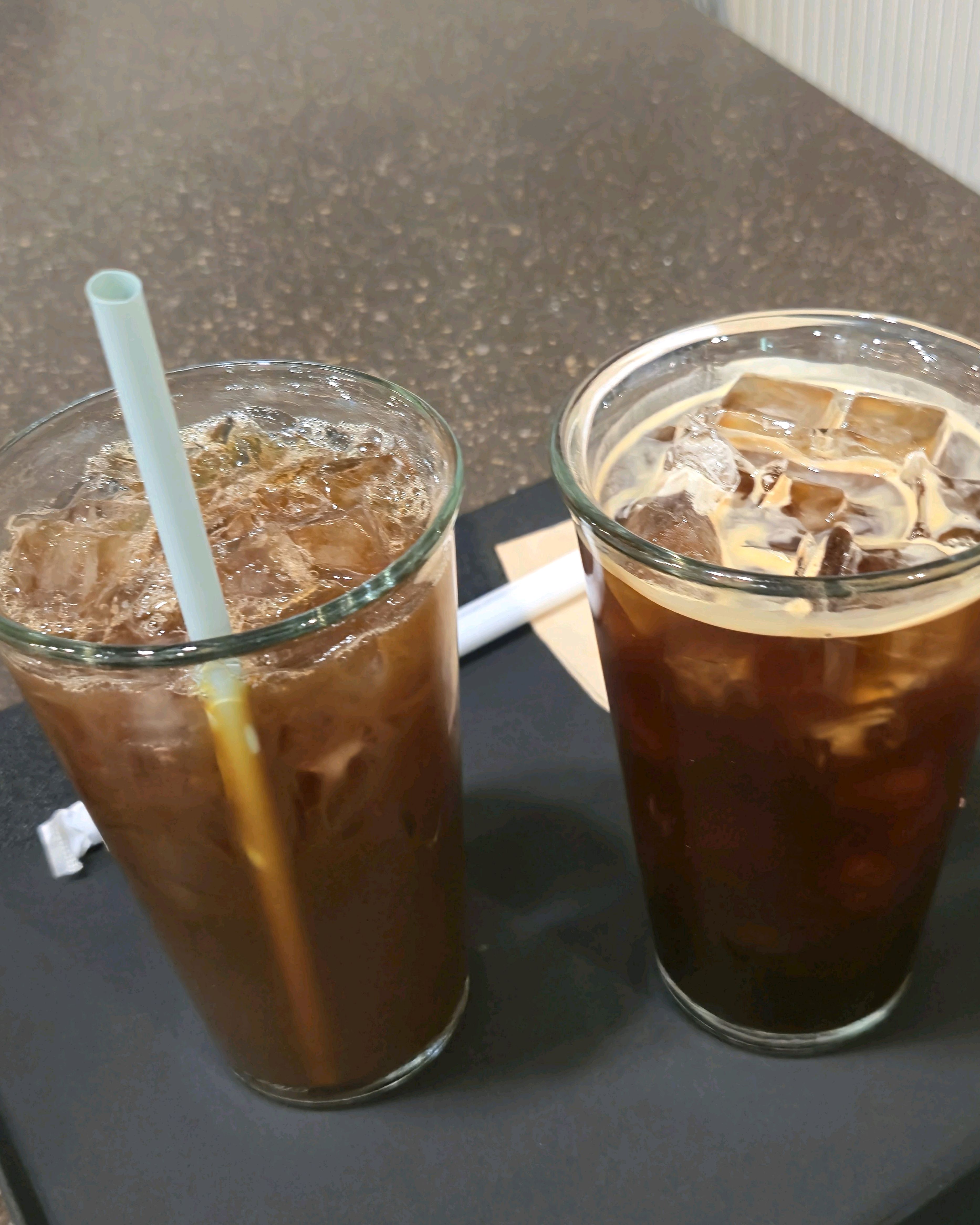 음료 맛있고 분위기 좋아요 ㅎㅎ 의자도 편하게 되어있어서 더욱 좋았어요! 케익 맛집으로 유