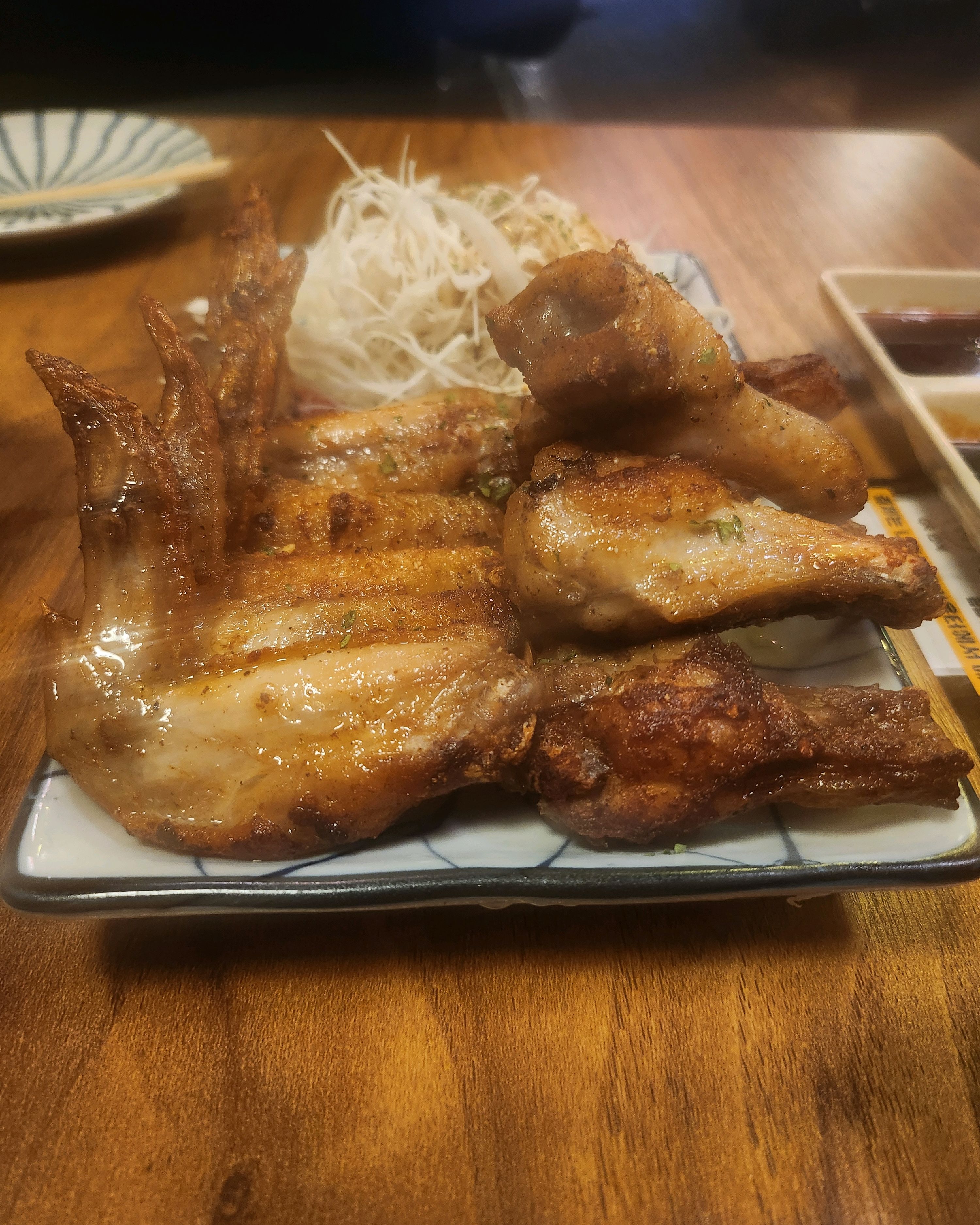안주가 싸고 맛있고 양이 많아요.사람 많은 이유가 있는듯해요. - 대전 맛집 오사카데스 봉명점