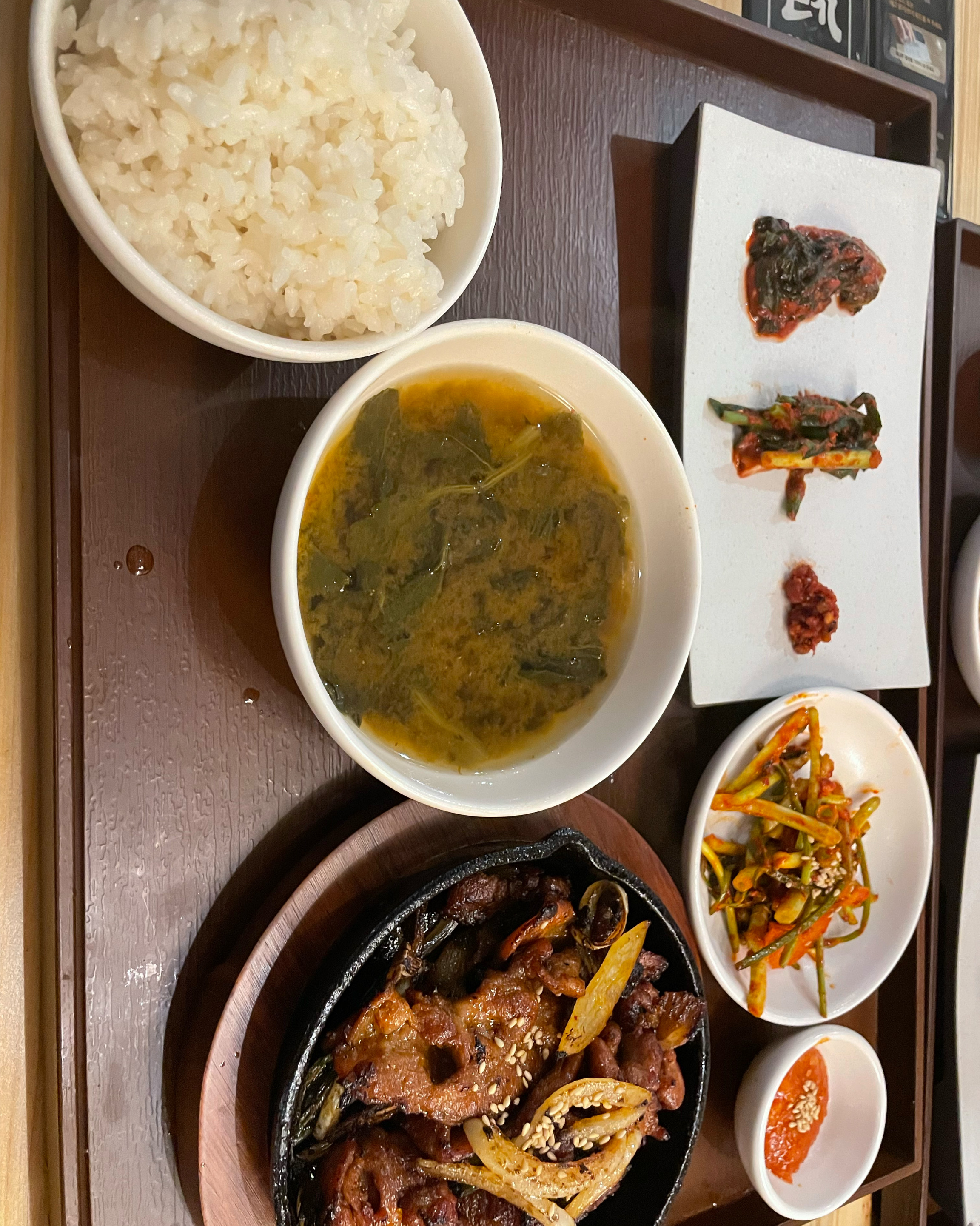 저번주말에 방문하고 또 방문했어요 아이가 들기름비빔면 너무 맛있어해서 또 왔어요 고기류도 