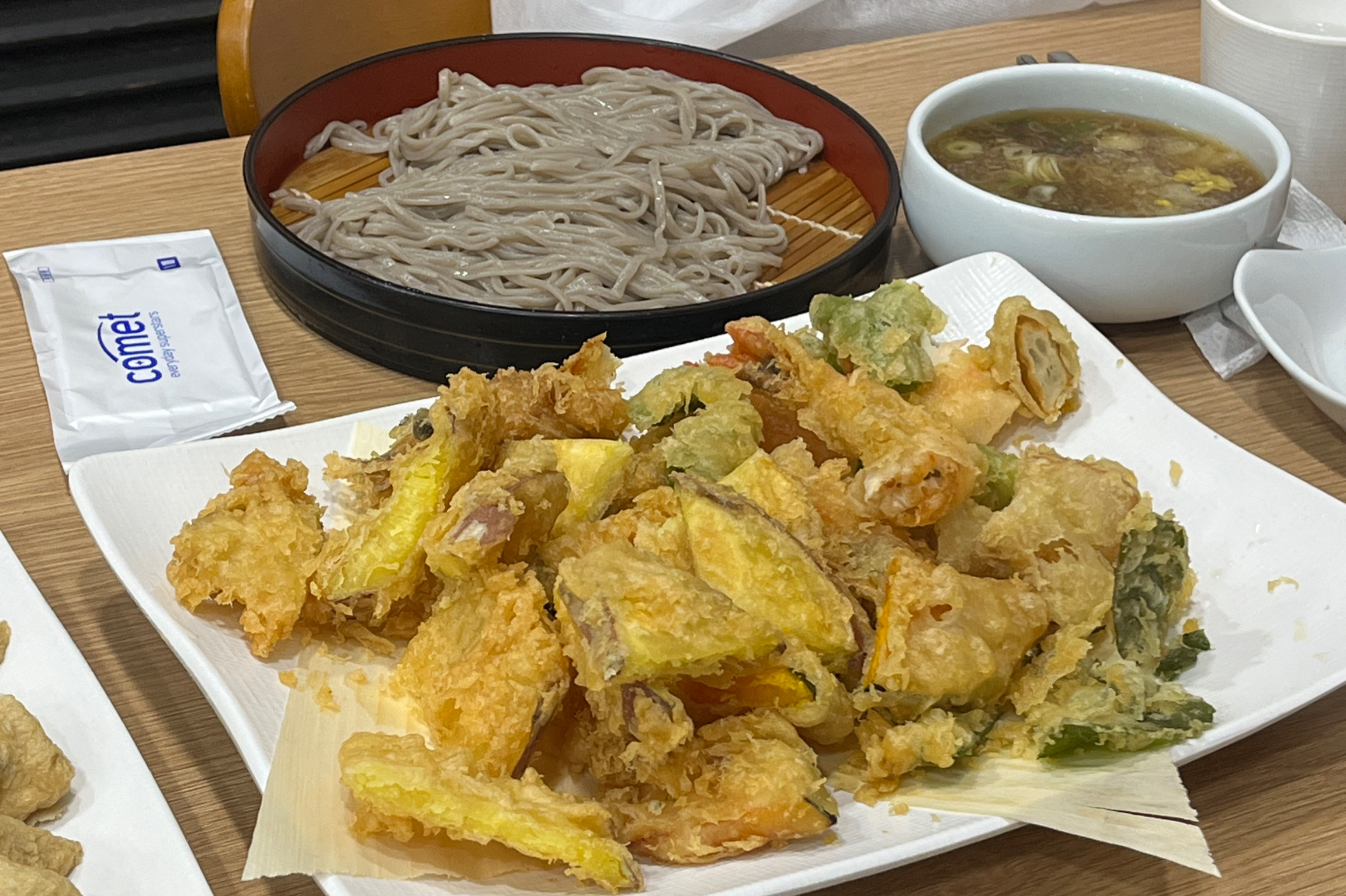 메밀소바 진짜 맛있고, 튀김물이 많지 않고 완전 바삭해서 맛있습니다! - 대전 맛집 미진