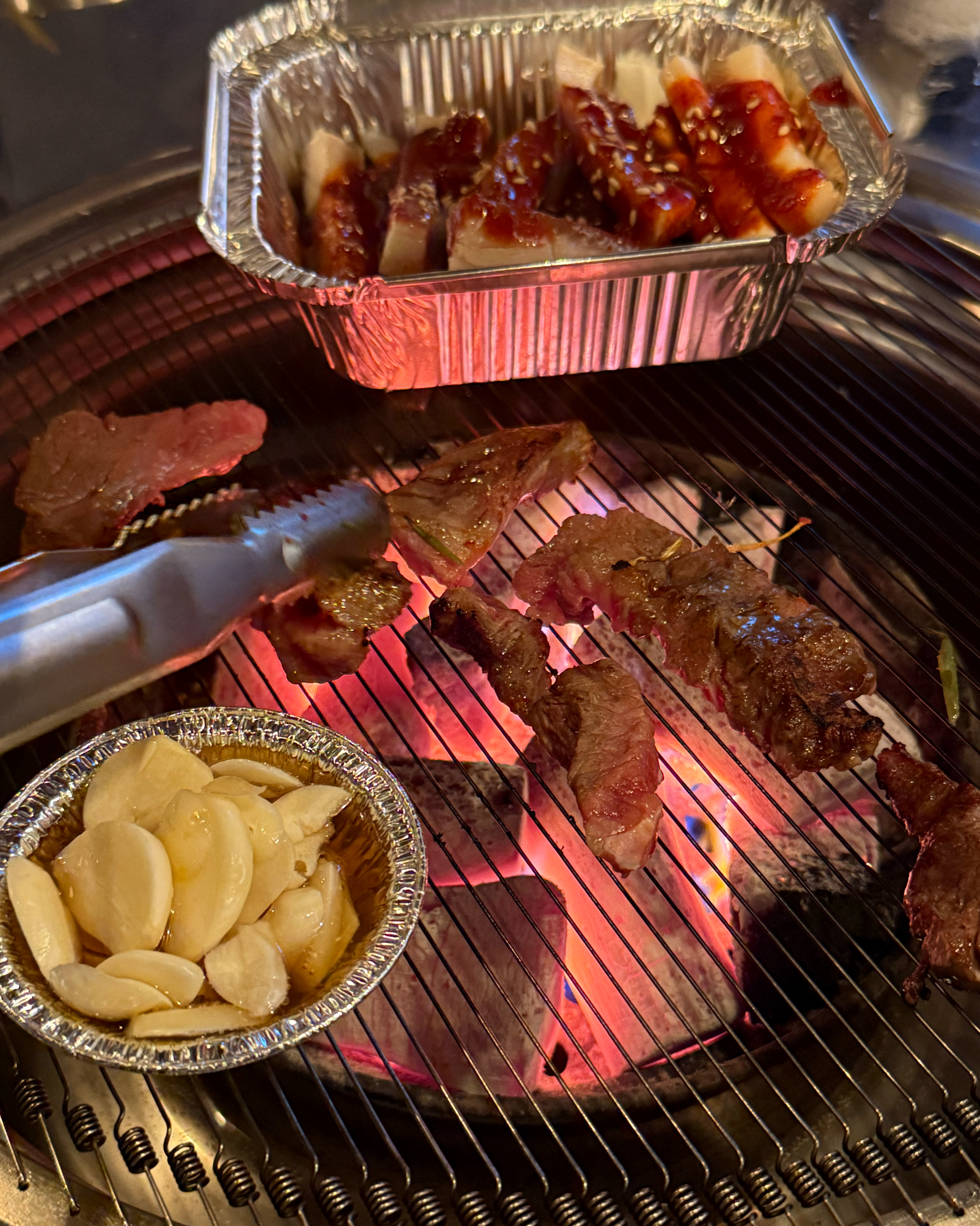 처음 왔는데 직원분들도 너무 친절하고 고기도 숯불에 구워서 더 맛있어요!!!! 한화 야구이