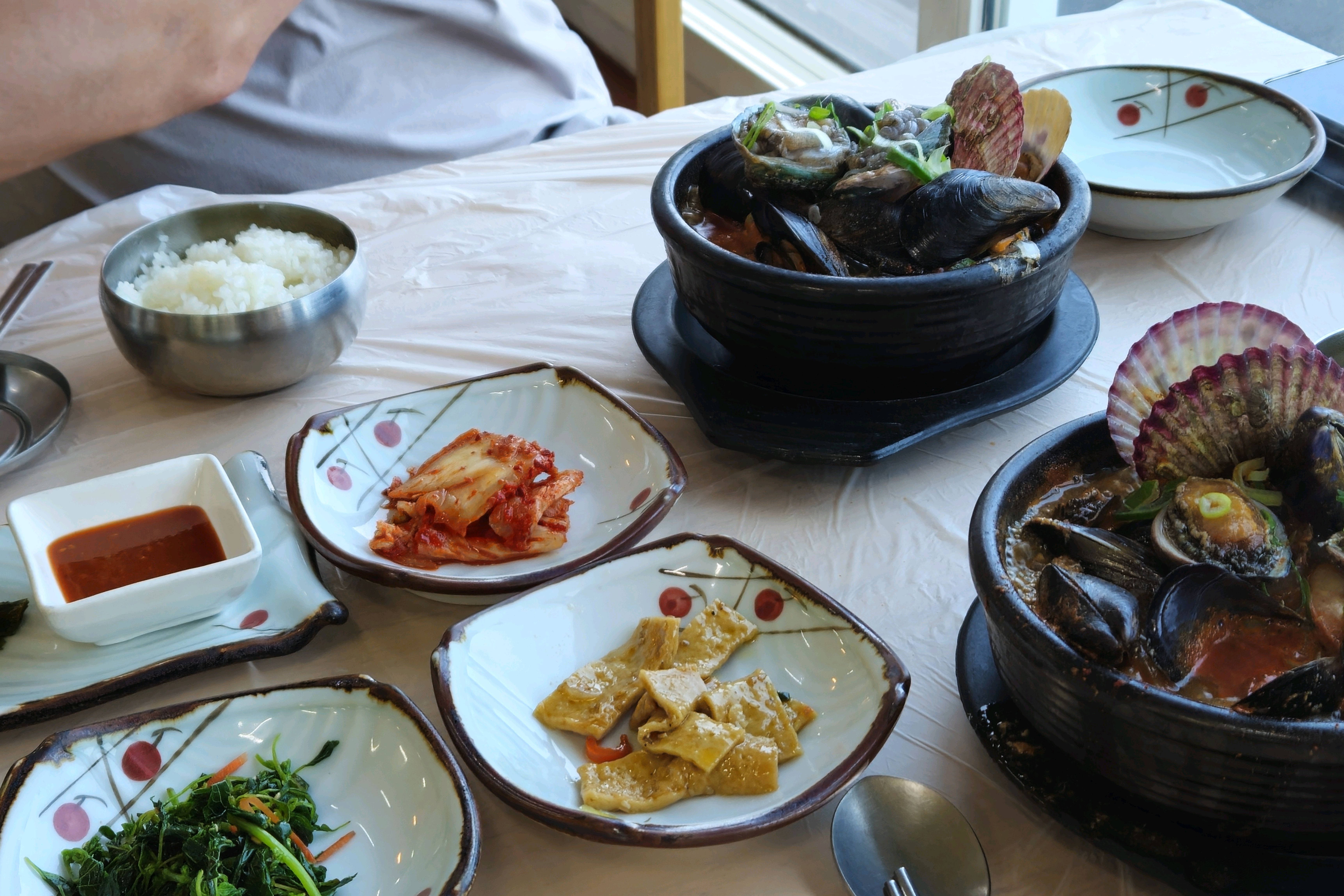 성산일출봉과 우도가 보이는 뷰 맛집입니다. 오분자기 뚝배기와 전복뚝배기도 진한 국물맛이 일