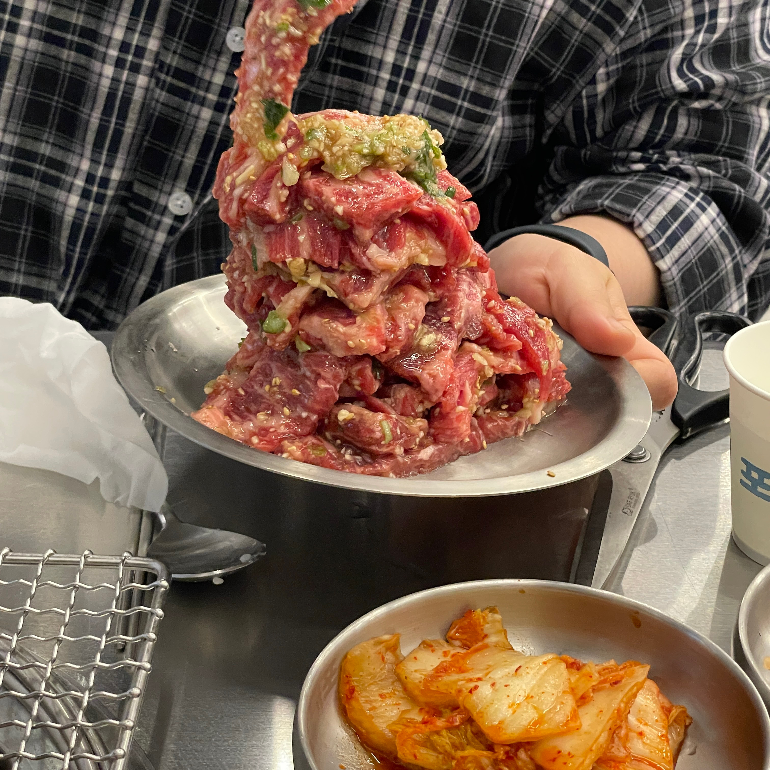 된장찌개 꼭 필수구요,, 아니 고기를 산처럼 쌓으주는곳 처음봤습니다 😆 메인고기도 맛있구 