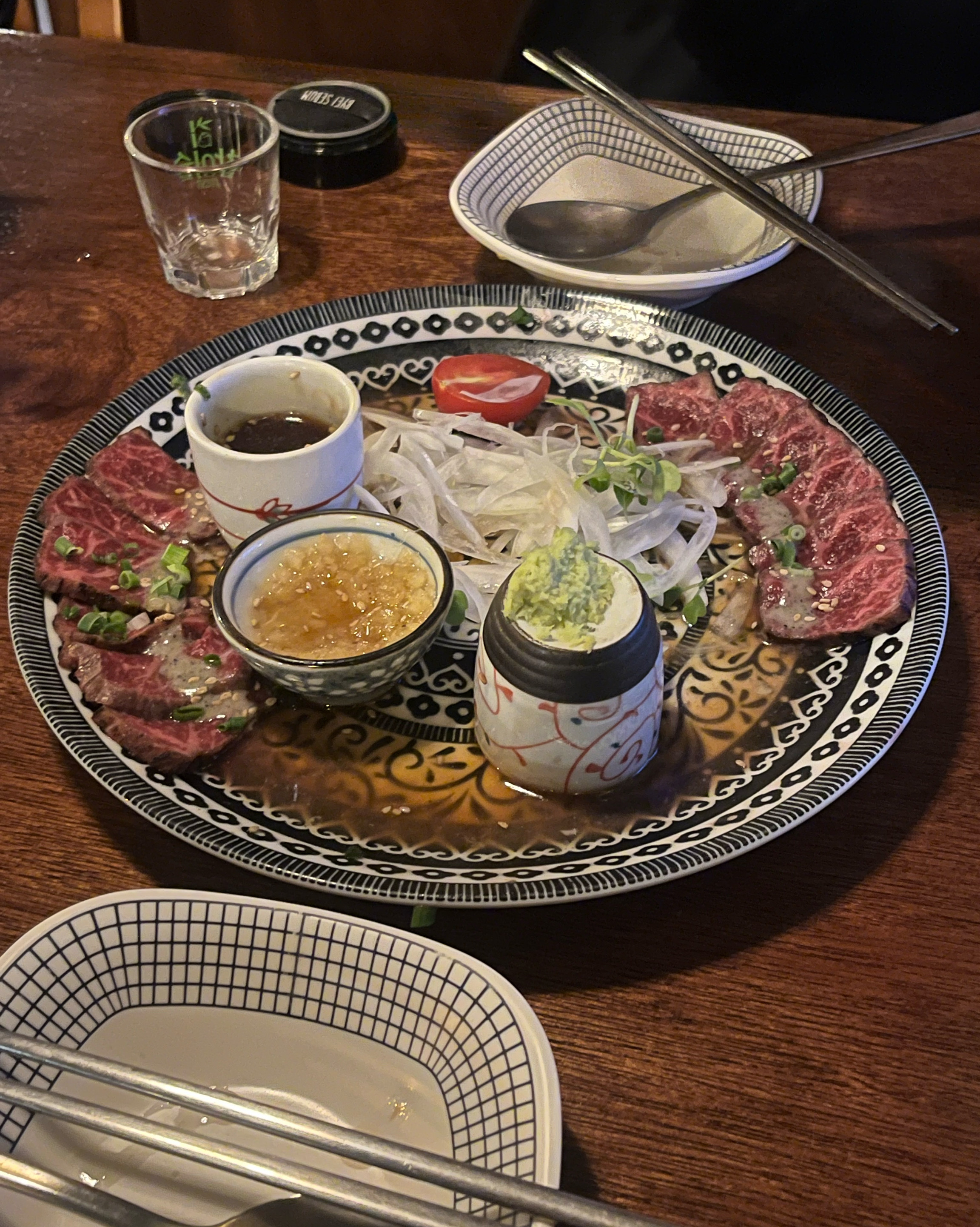 소고기 타다끼 먹었는데 양도 괜찮고 맛있게 먹었습니다~ - 홍대 맛집 몽주방 홍대점