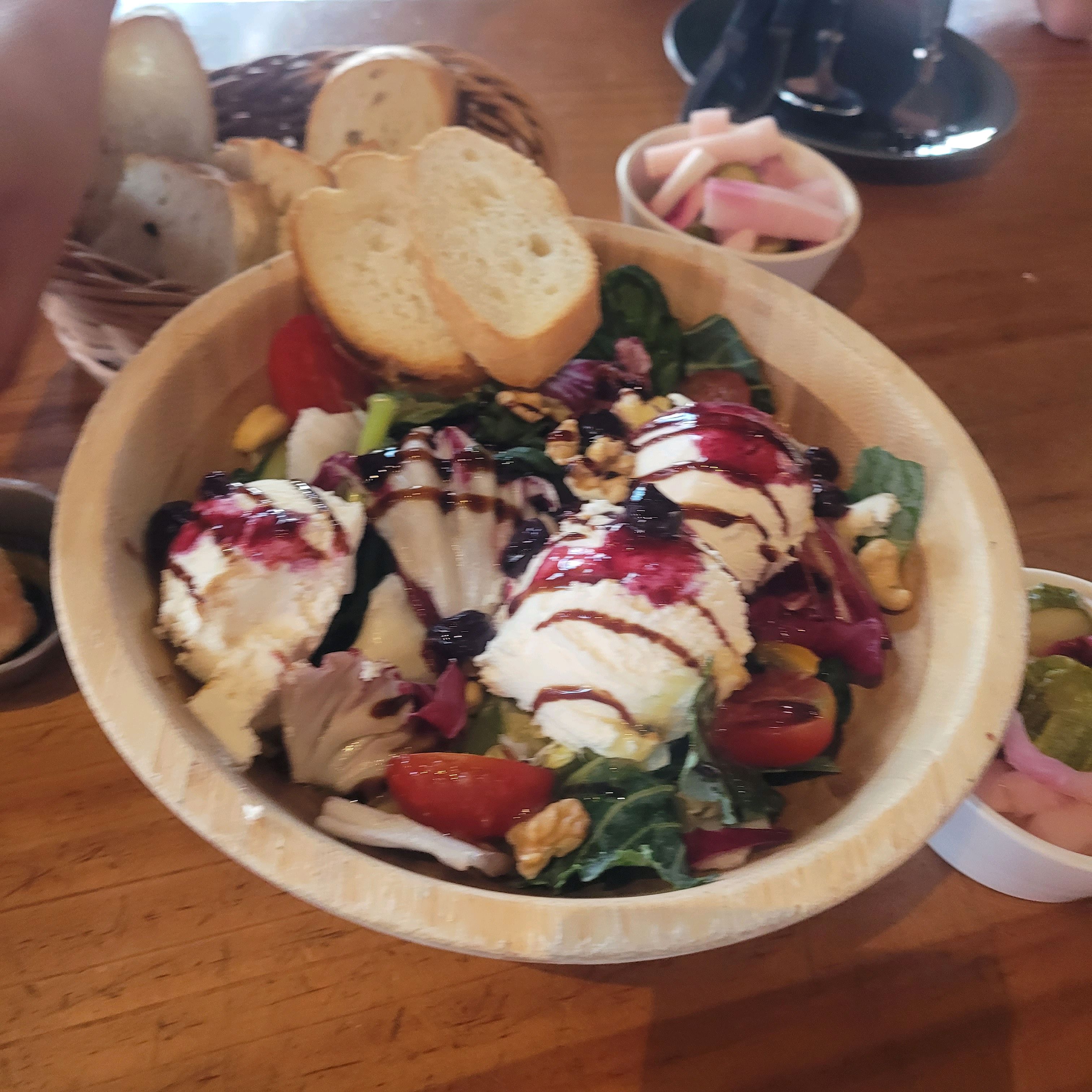 맛있어요, 점심 세트로 시켰구 스테이크 포함인데 스테이크 사진이 없네요 😂  특히 피자가 