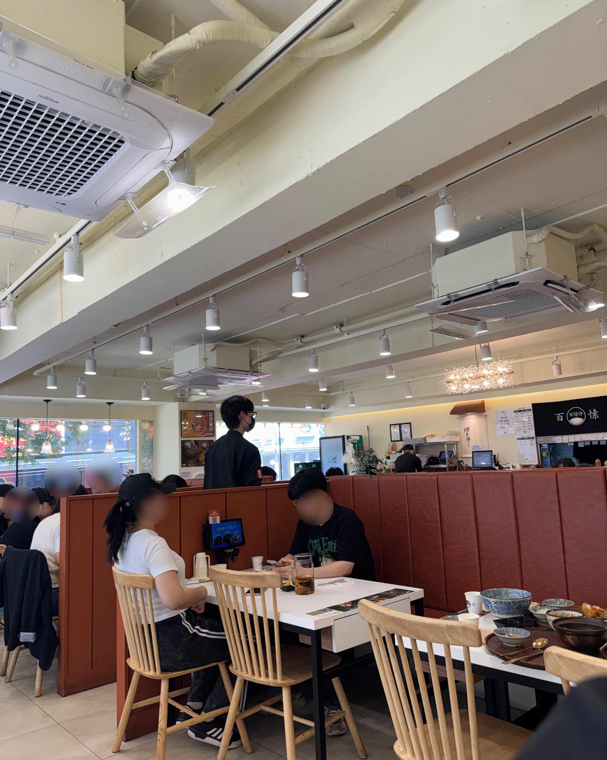 예약 안하고 13시쯤 왔는데도 손님이 많네요~ 밖에 캠핑의자로 대기할 수 있게 마련되어 있