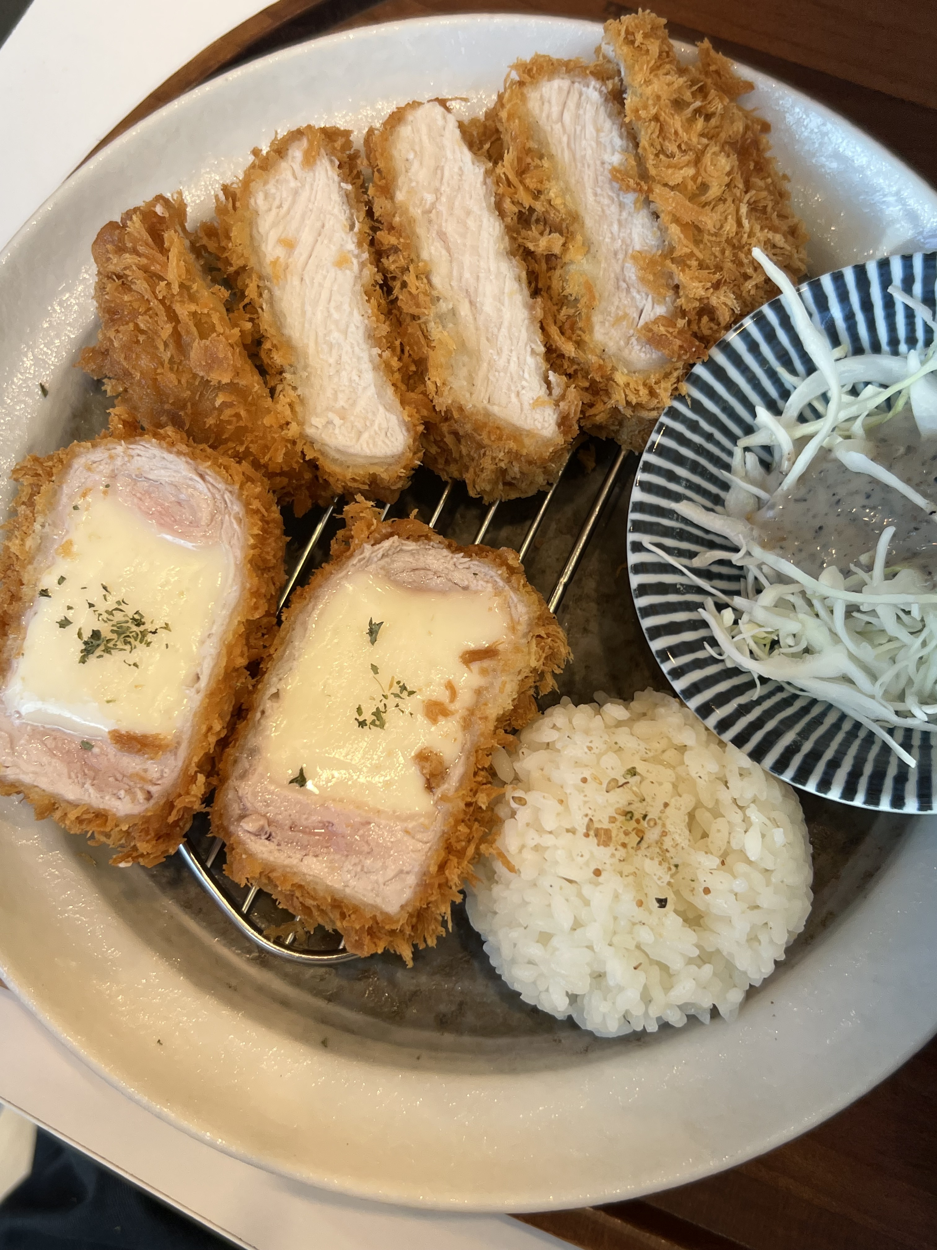 다른 곳에서 먹어보고 이 지점은 처음인데 진짜 맛있게 잘 먹었습니다!! 다음에 또 와서 먹