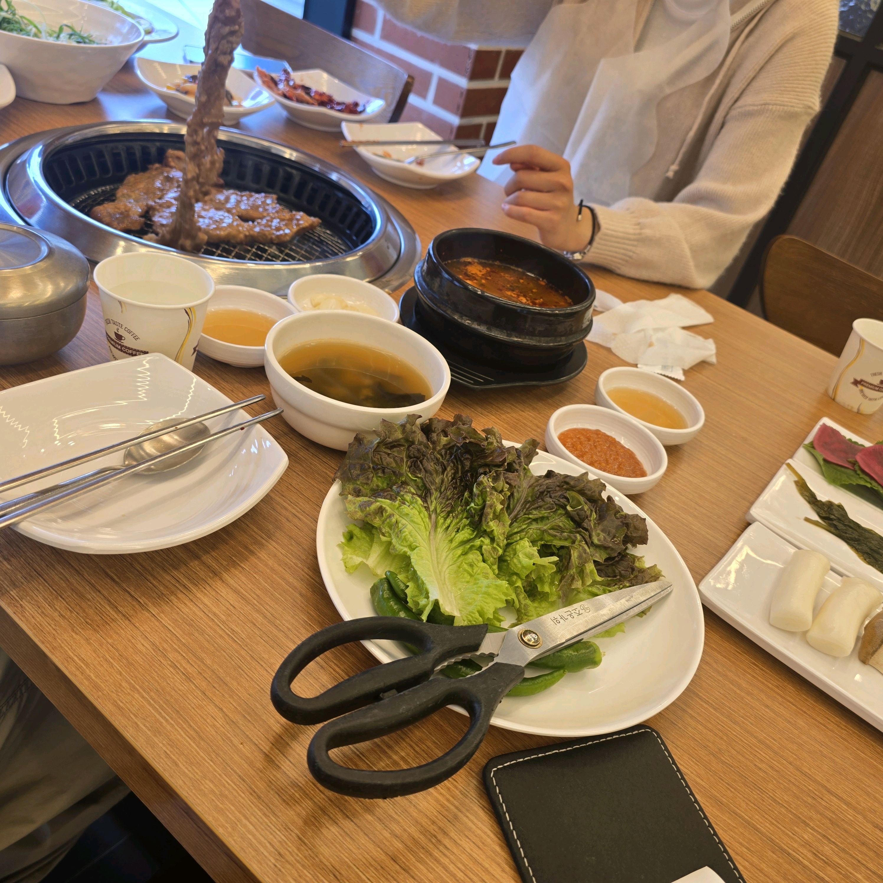 직원분들이 친절하시고 서비스 해장국도 맛있어요! - 대전 맛집 솔가숯불갈비 서대전점