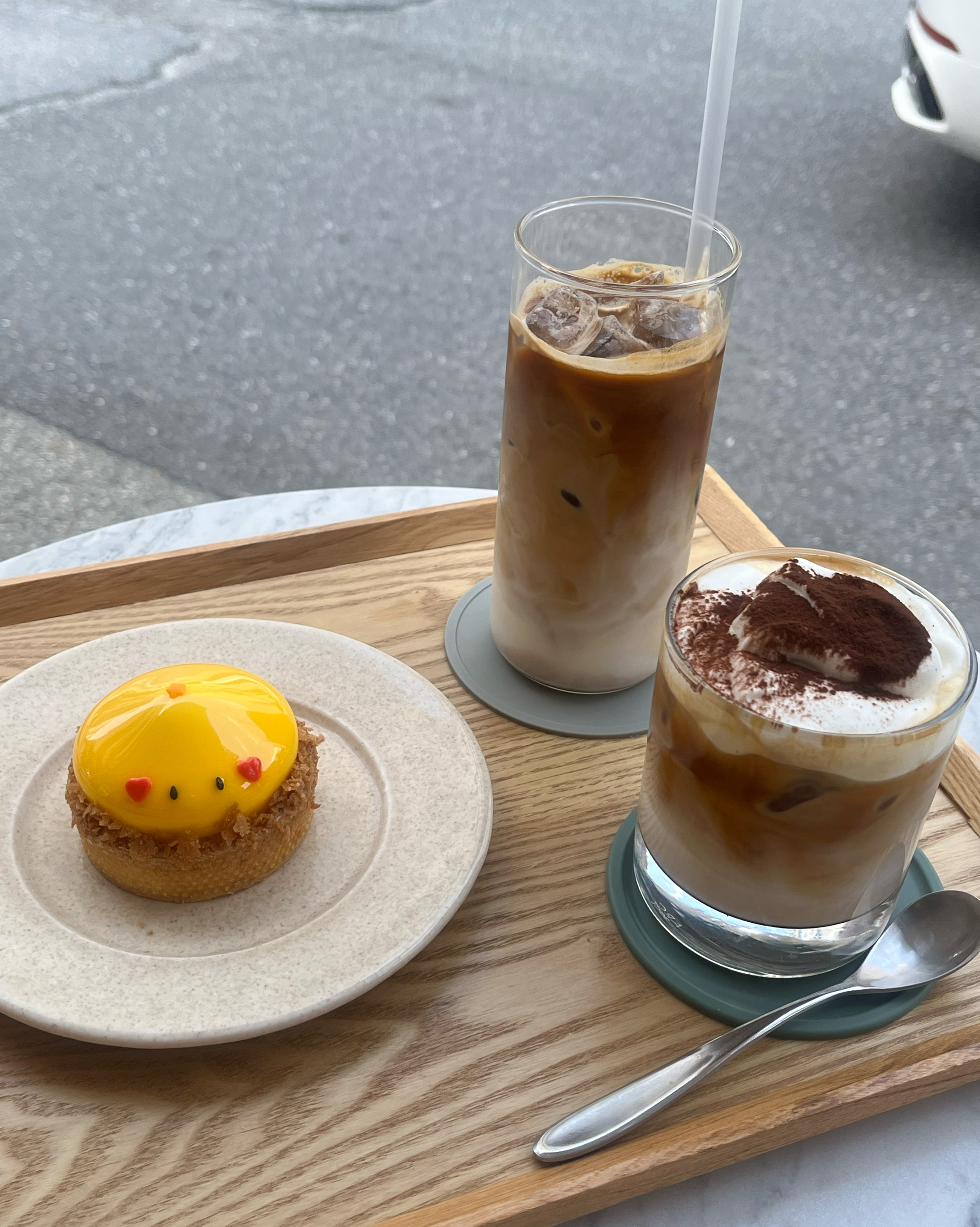 꿈돌이 타르트 너무 귀엽고 🤍 테라스 자리에 앉으면 요즘 날씨 즐기기 딱 좋아요! - 대전 맛집 파티세리러츠