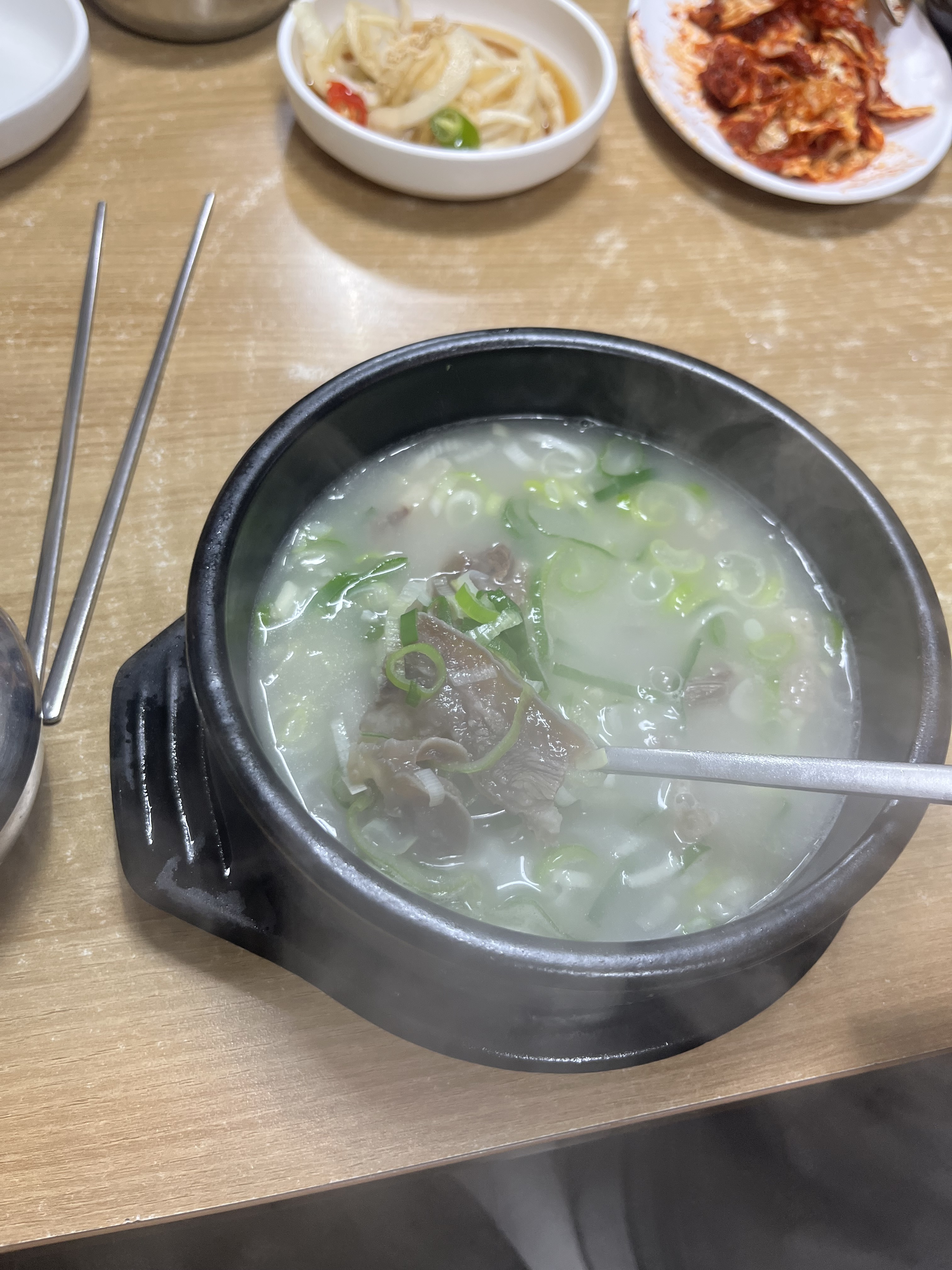 항상 택배로 시켜먹던 실비김치랑 국밥이랑 같이먹으니까 더 맛있는거같아요 잘먹었습니다 - 대전 맛집 선화동소머리해장국