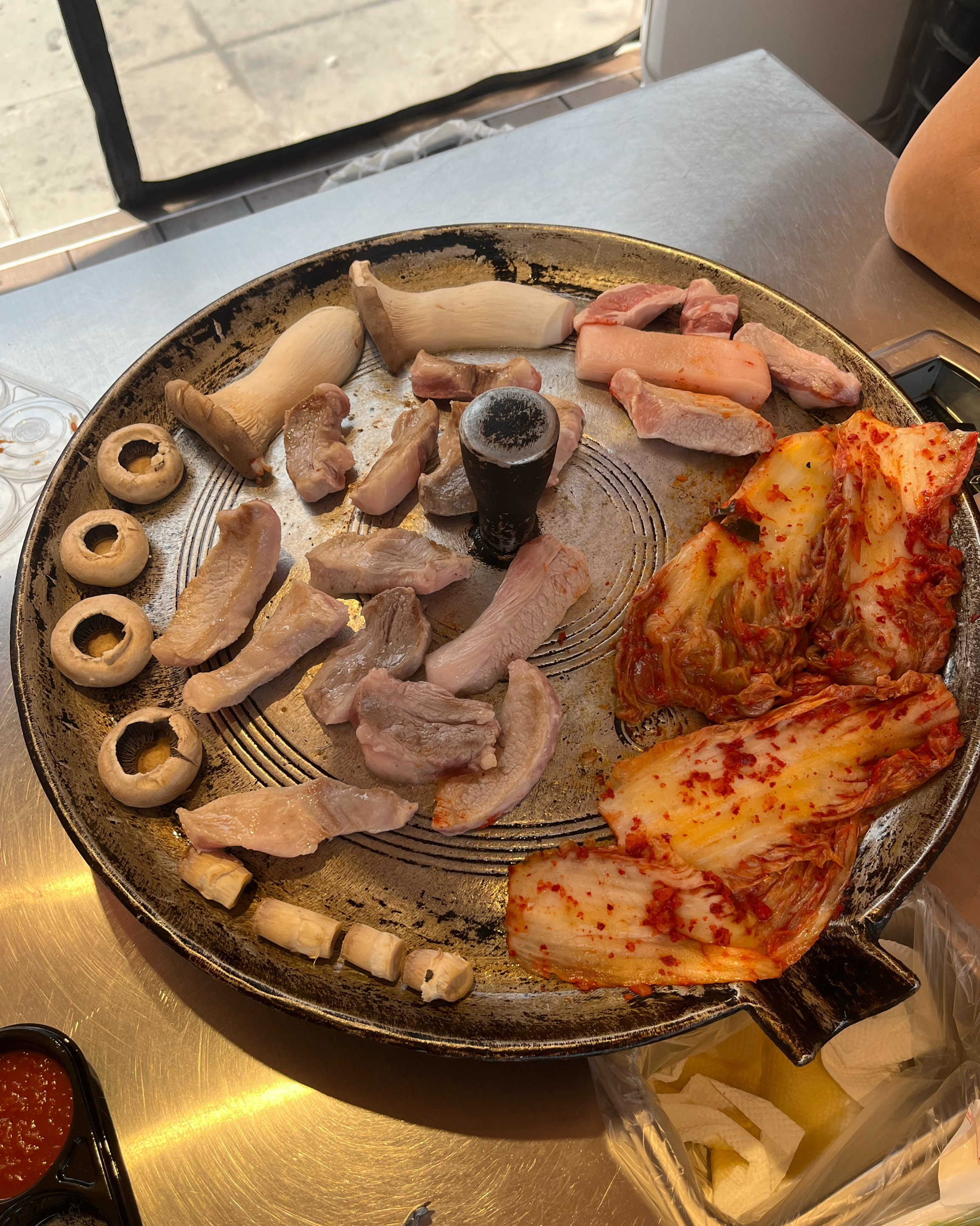 텐트 안도 넓고 좋고!!! 밤에 오면 분위기 더 좋을 거 같아용~ 밖에서 마시멜로도 구워먹