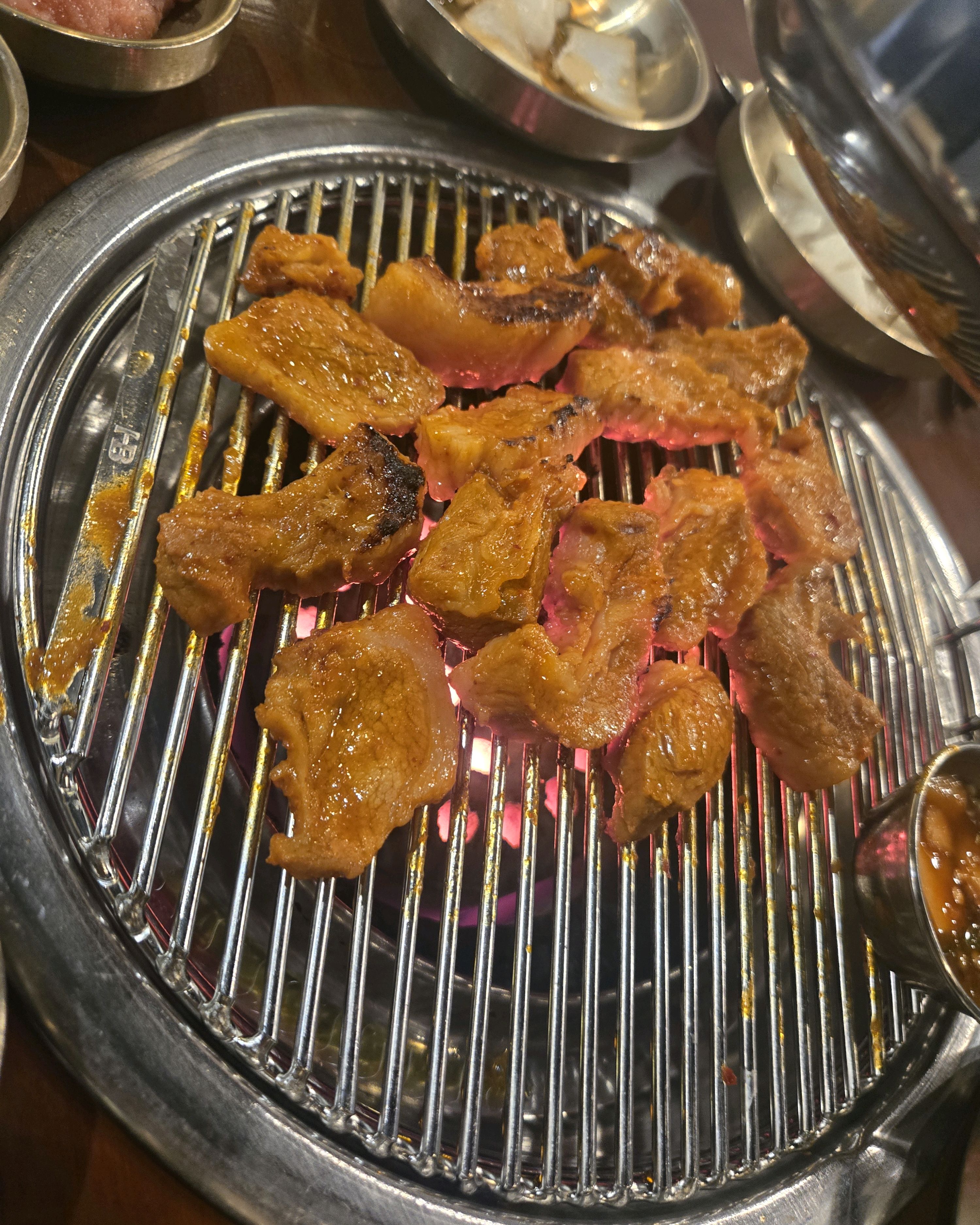 껍데기 먹고 싶어서 검색했는데 맛집이라고 해서 왔어요! 고추장연탄구이를 먹어볼 일이 없어서