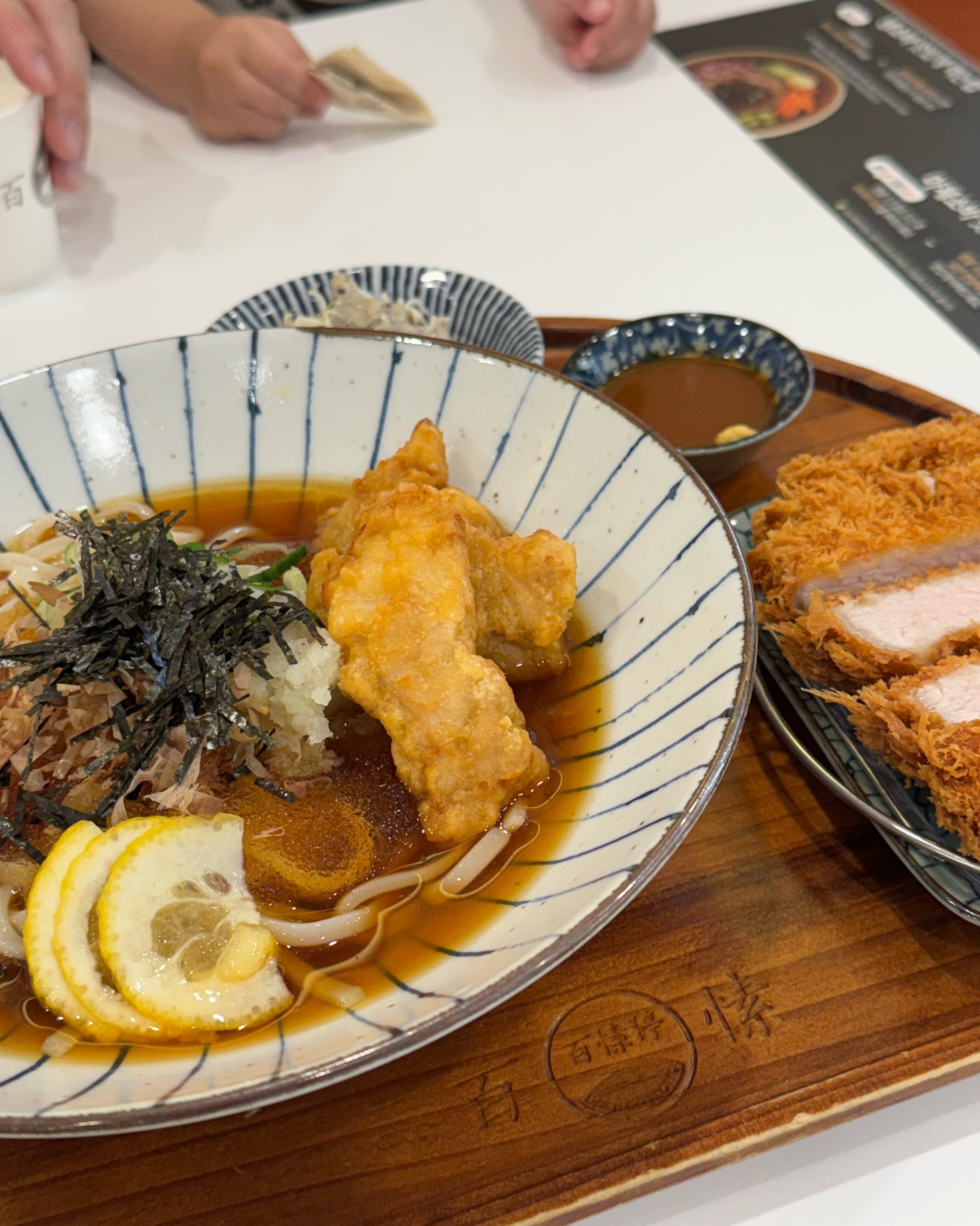 신촌점은 처음인데 넓고 좋아요 돈까스도 우동도 다 맛있어요~~ - 신촌 맛집 백소정 신촌점