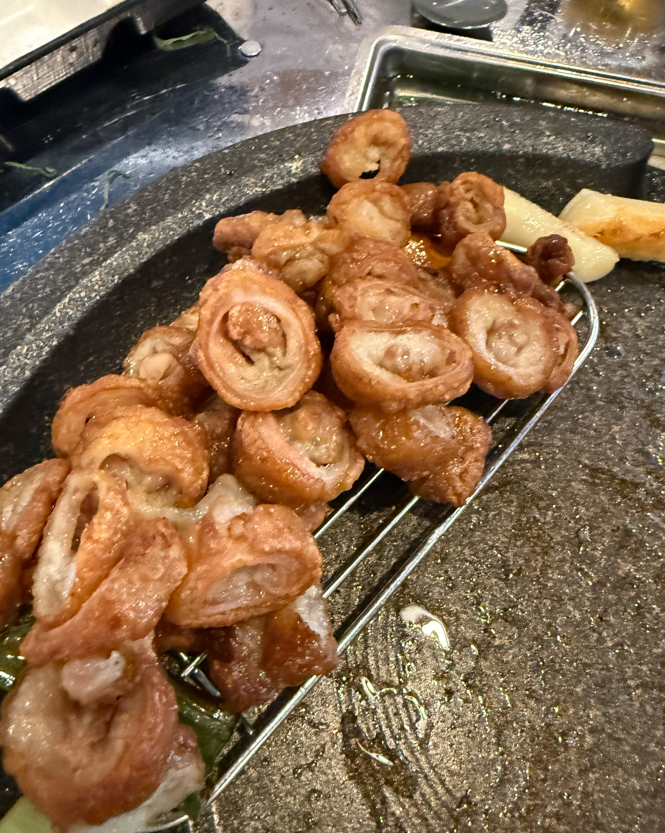 맛집이래서 방문해봤는데 초벌 해줘서 금방 익어서 너무 좋고 부드럽고 맛있어요 !! 그래서