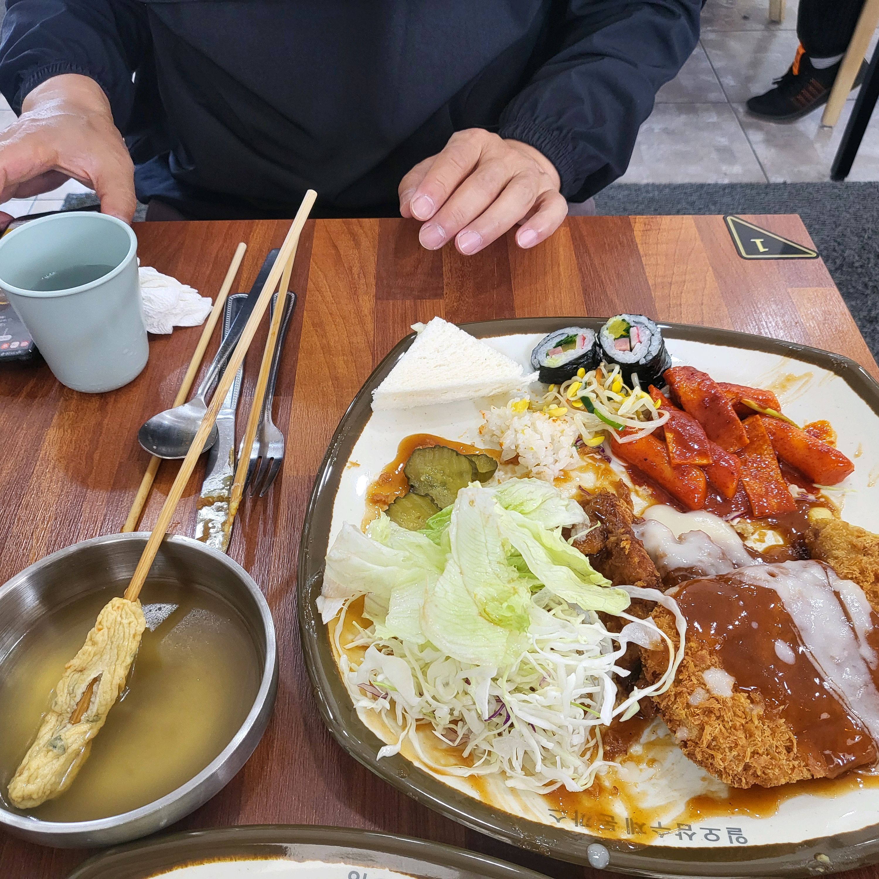 처음 와 봤는데 돈가스 외에 것도 많고 돈가스도 방금 튀긴거라 너무 맛있네요 은행동 올때 